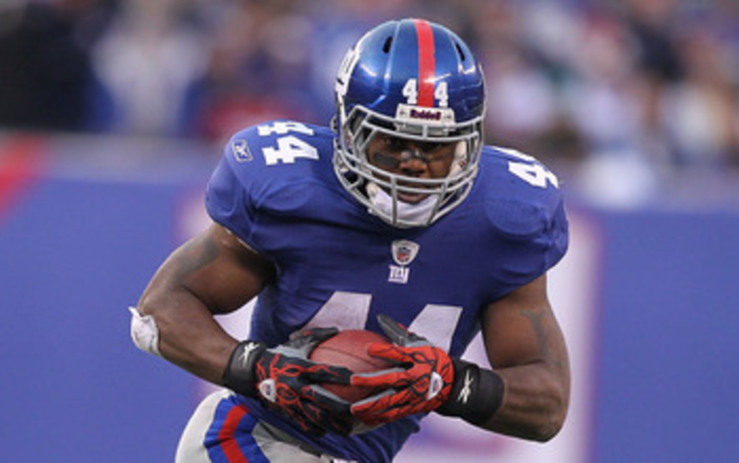 EAST RUTHERFORD, NJ - DECEMBER 19:  Ahmad Bradshaw #44 of the New York Giants runs against the Philadelphia Eagles during their game on December 19, 2010 at The New Meadowlands Stadium in East Rutherford, New Jersey.  (Photo by Al Bello/Getty Images)