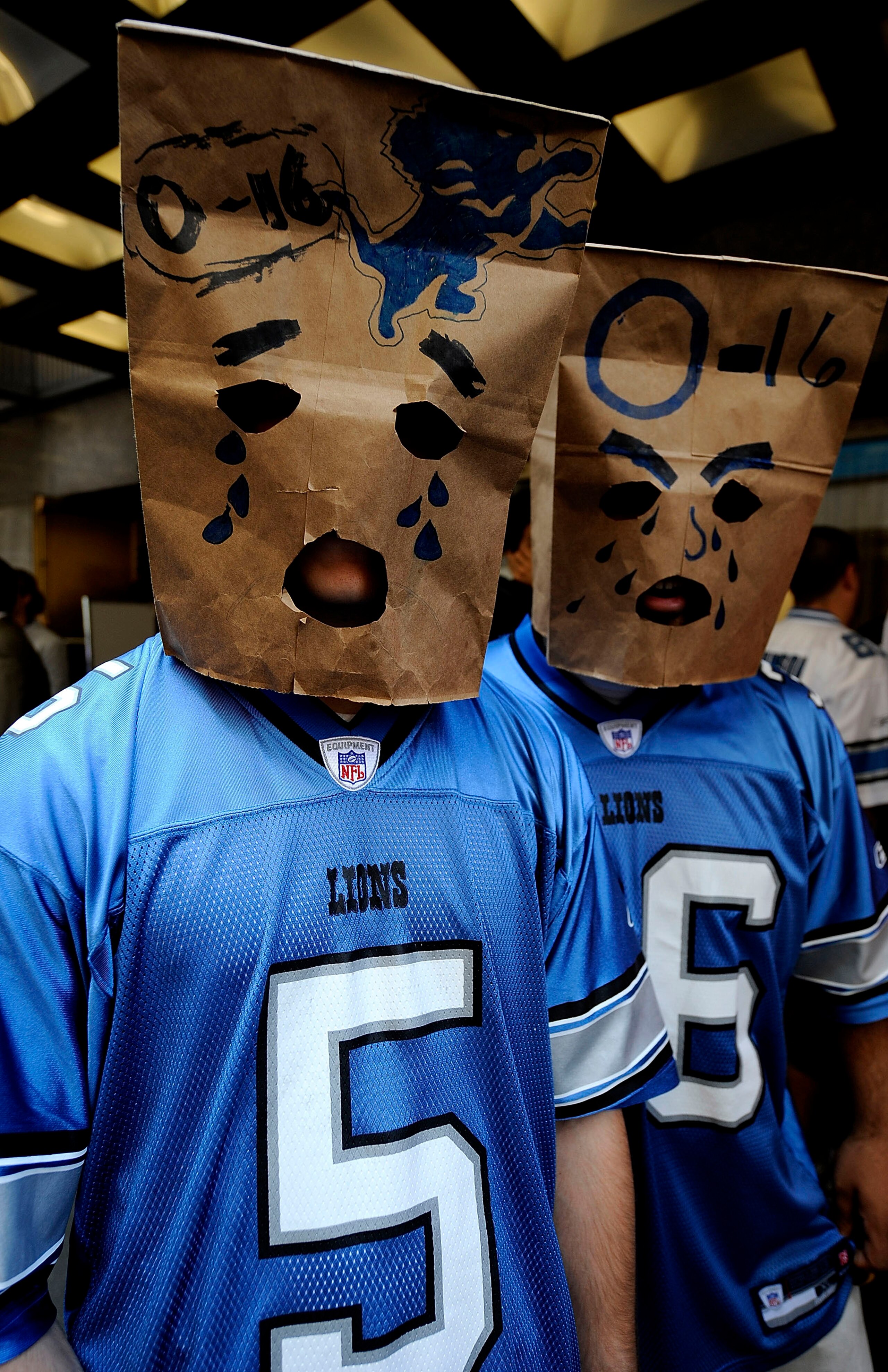 NEW YORK - APRIL 25:  Detroit Lions fans wait for admission to Radio City Music Hall for the 2009 NFL Draft on April 25, 2009 in New York City.  (Photo