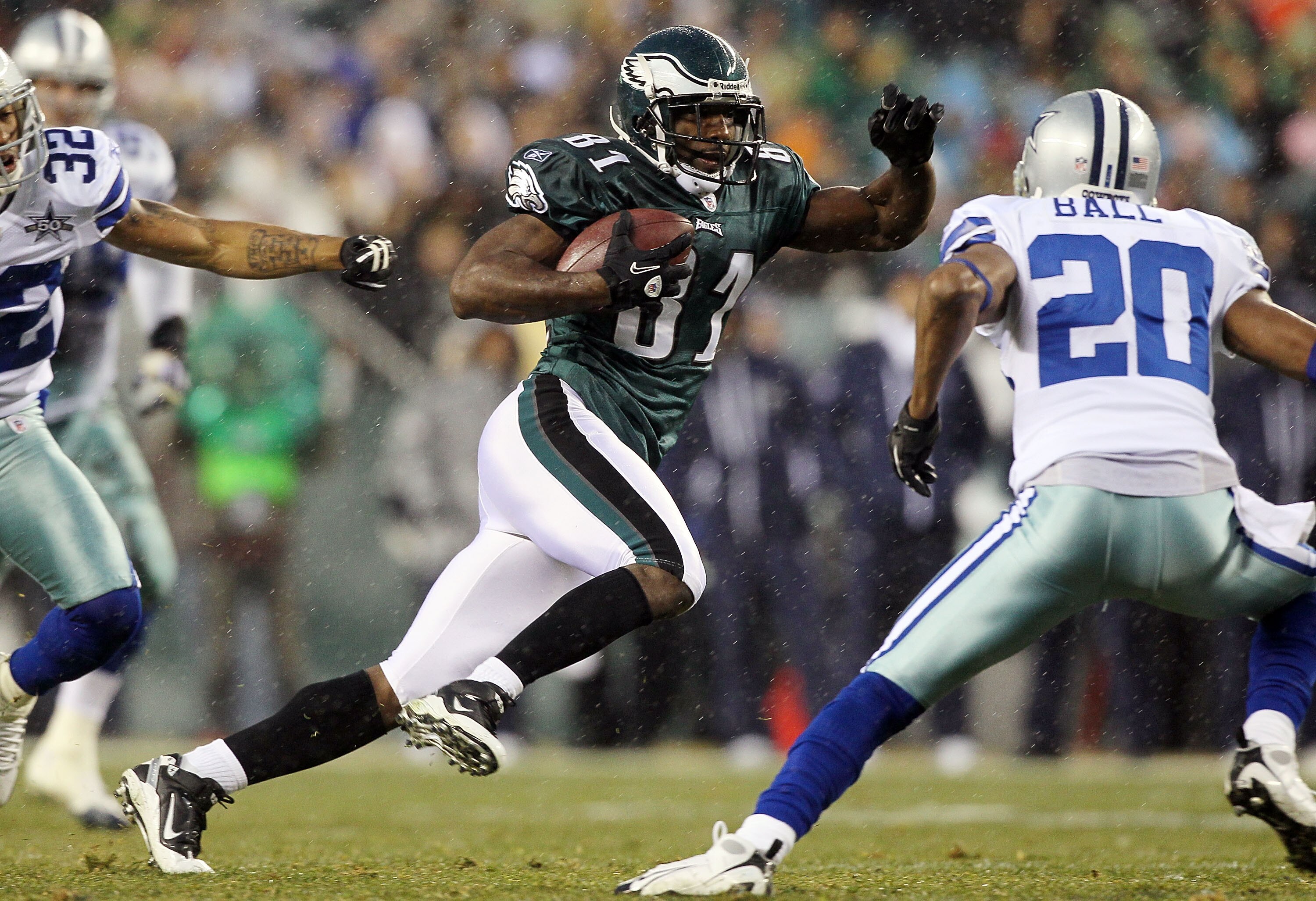 PHILADELPHIA, PA - JANUARY 02:  Jason Avant #81 of the Philadelphia Eagles runs a reception against Alan Ball #20 of the Dallas Cowboys on January 2, 2011 at Lincoln Financial Field in Philadelphia, Pennsylvania.  (Photo by Jim McIsaac/Getty Images)
