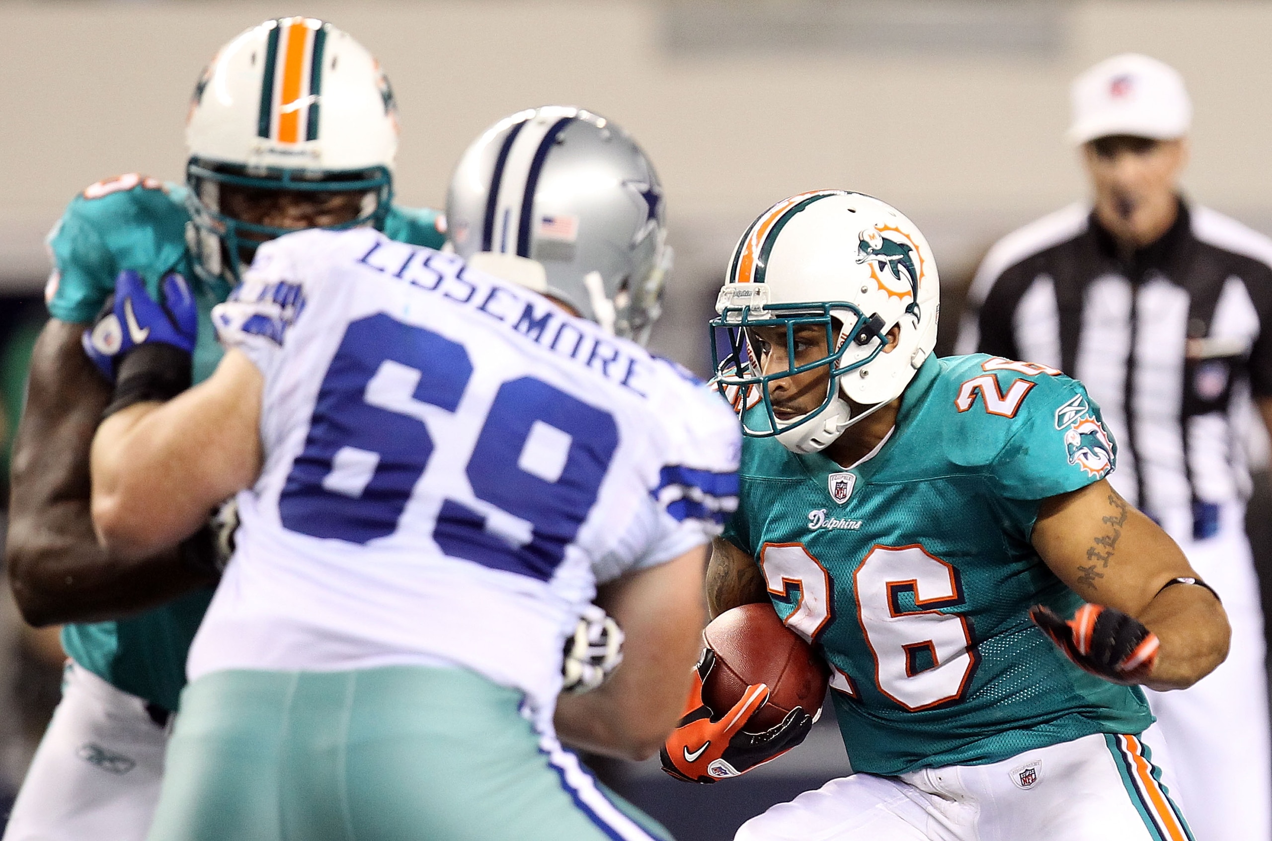 ARLINGTON, TX - SEPTEMBER 02:  Running back Lex Hilliard #26 of the Miami Dolphins runs the ball against the Dallas Cowboys during a preseason game at Cowboys Stadium on September 2, 2010 in Arlington, Texas.  (Photo by Ronald Martinez/Getty Images)