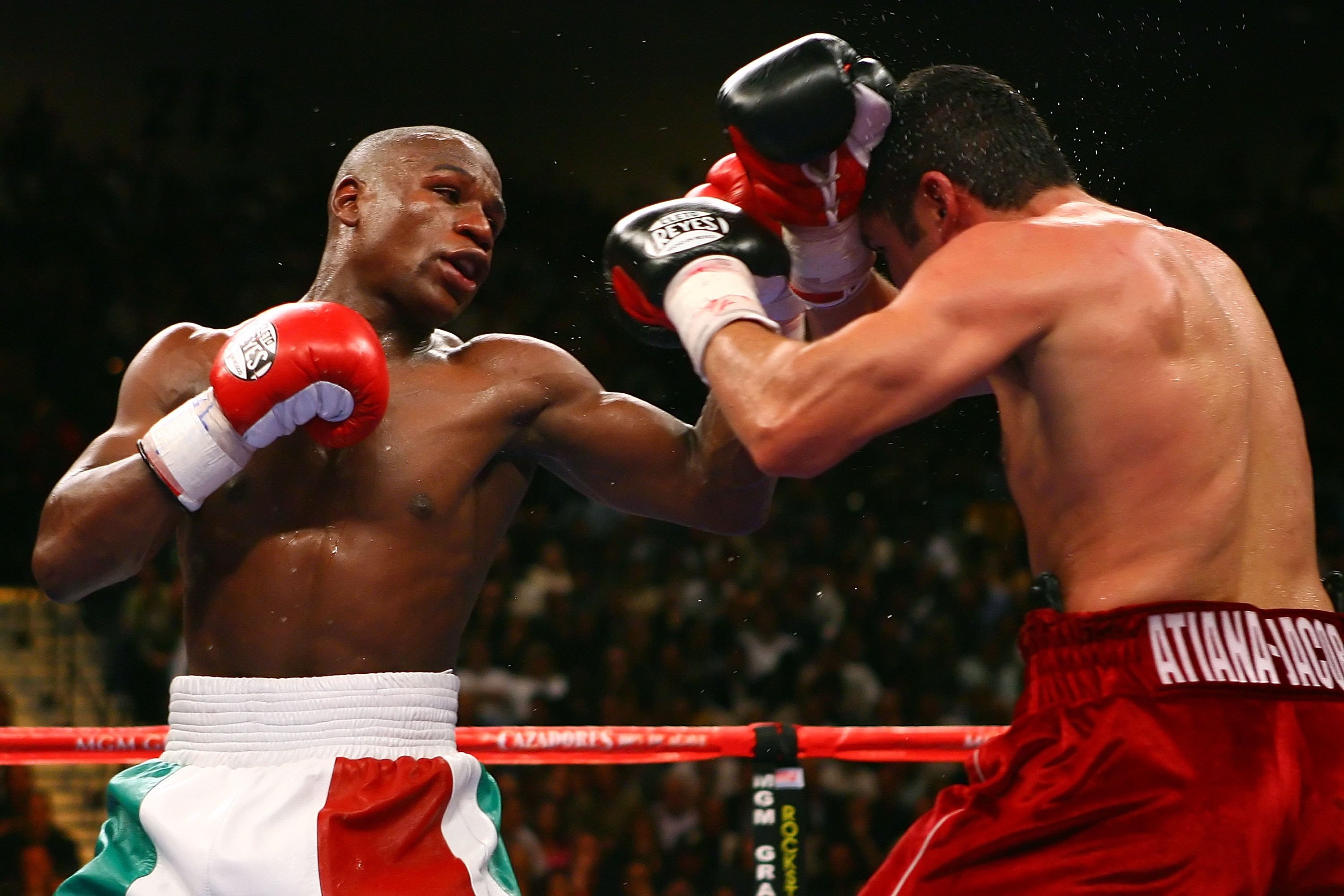 LAS VEGAS - MAY 05:  (L-R) Floyd Mayweather Jr. connects on a left to the face Oscar De La Hoya during their WBC super welterweight championship fight at the MGM Grand Garden Arena May 5, 2007 in Las Vegas, Nevada.  Mayweather defeated De La Hoya by split