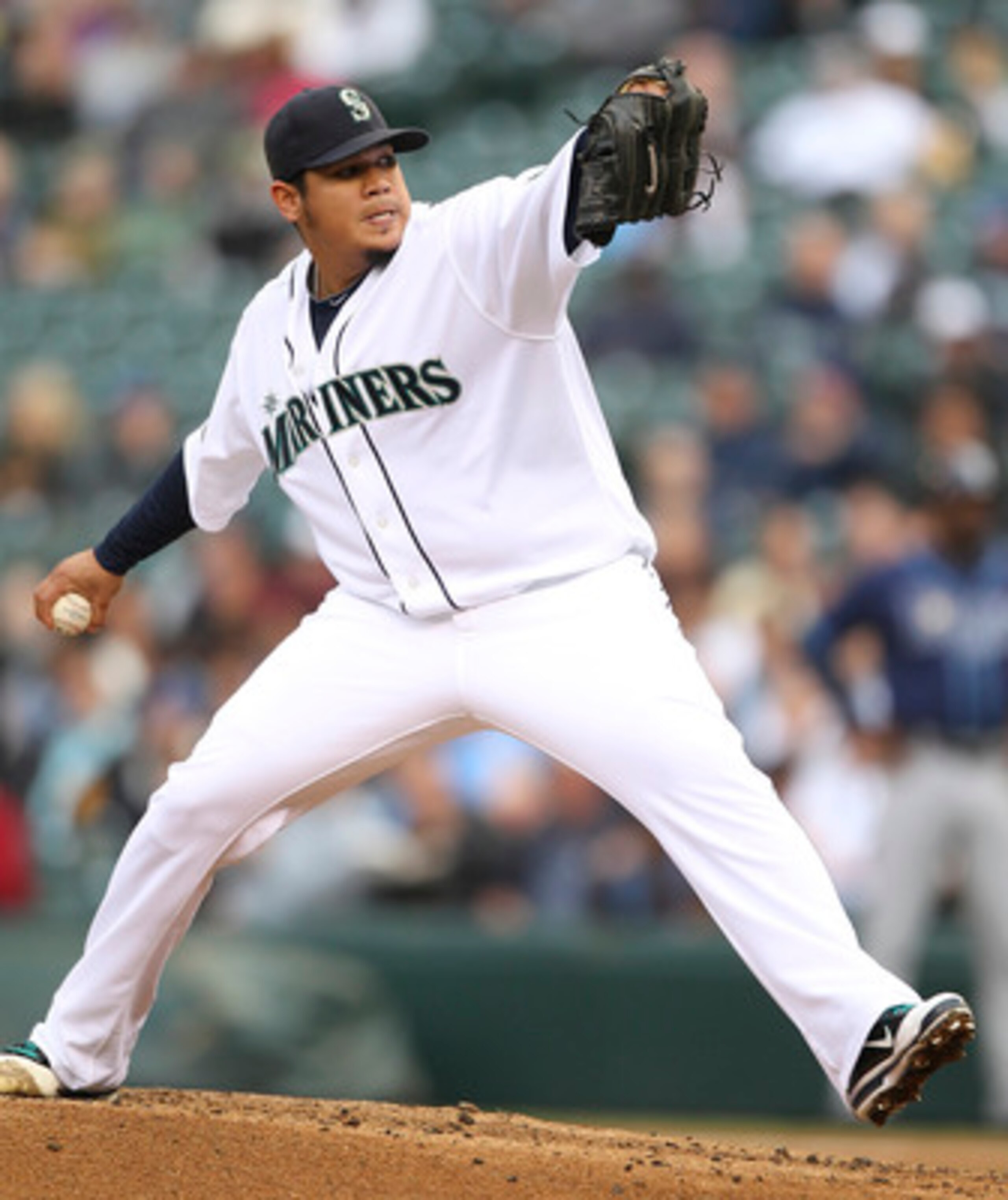 SEATTLE - JUNE 02:  Starting pitcher Felix Hernandez #34 of the Seattle Mariners pitches against the Tampa Bay Rays at Safeco Field on June 2, 2011 in Seattle, Washington. (Photo by Otto Greule Jr/Getty Images)