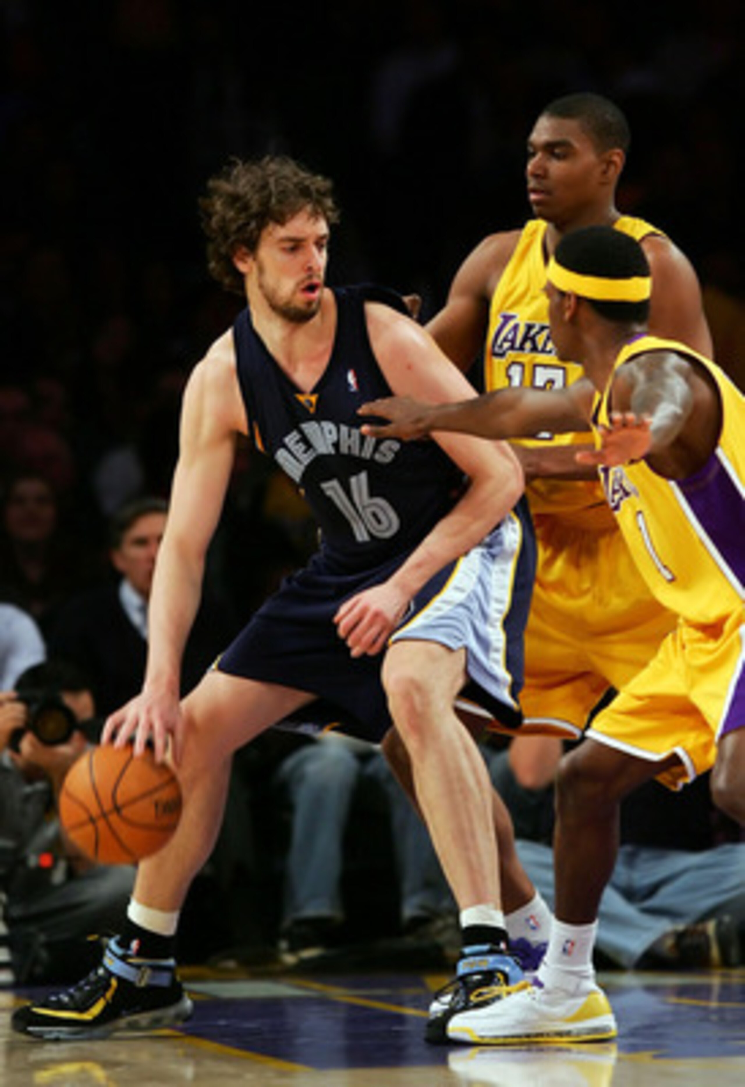 LOS ANGELES, CA - MARCH 27:   Pau Gasol #16 of the Memphis Grizzlies drives against Andrew Bynum #17 and Shammond Williams #3 of the Los Angeles Lakers at Staples Center on March 27, 2007 in Los Angeles, California.  NOTE TO USER: User expressly acknowled