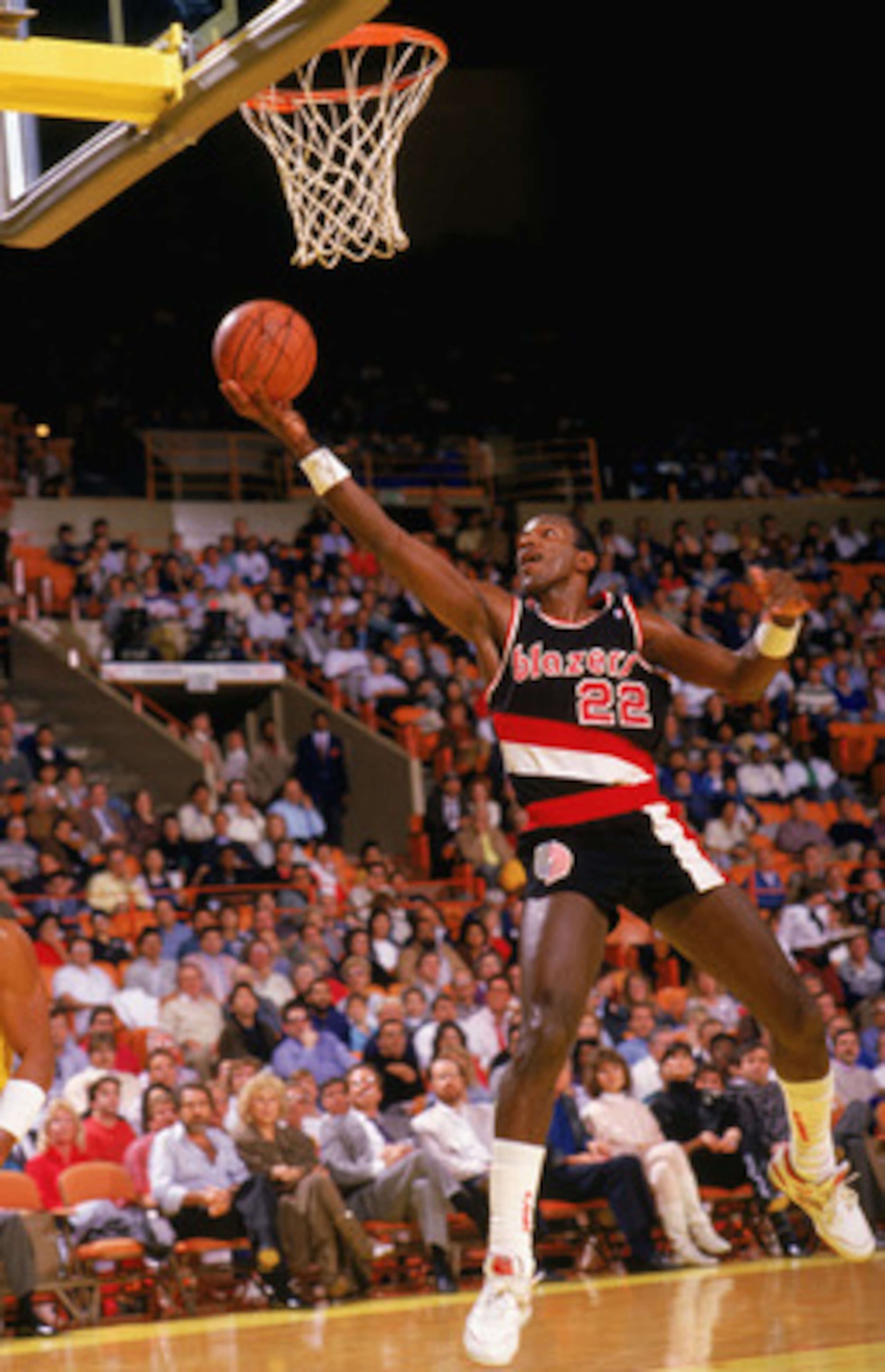 LOS ANGELES - 1987:  Clyde Drexler #22 of the Portland Trail Blazers shoots a layup against the Los Angeles Lakers during the 1987-1988 NBA season game at the Great Western Forum in Los Angeles, California.  (Photo by Mike Powell/Getty Images)