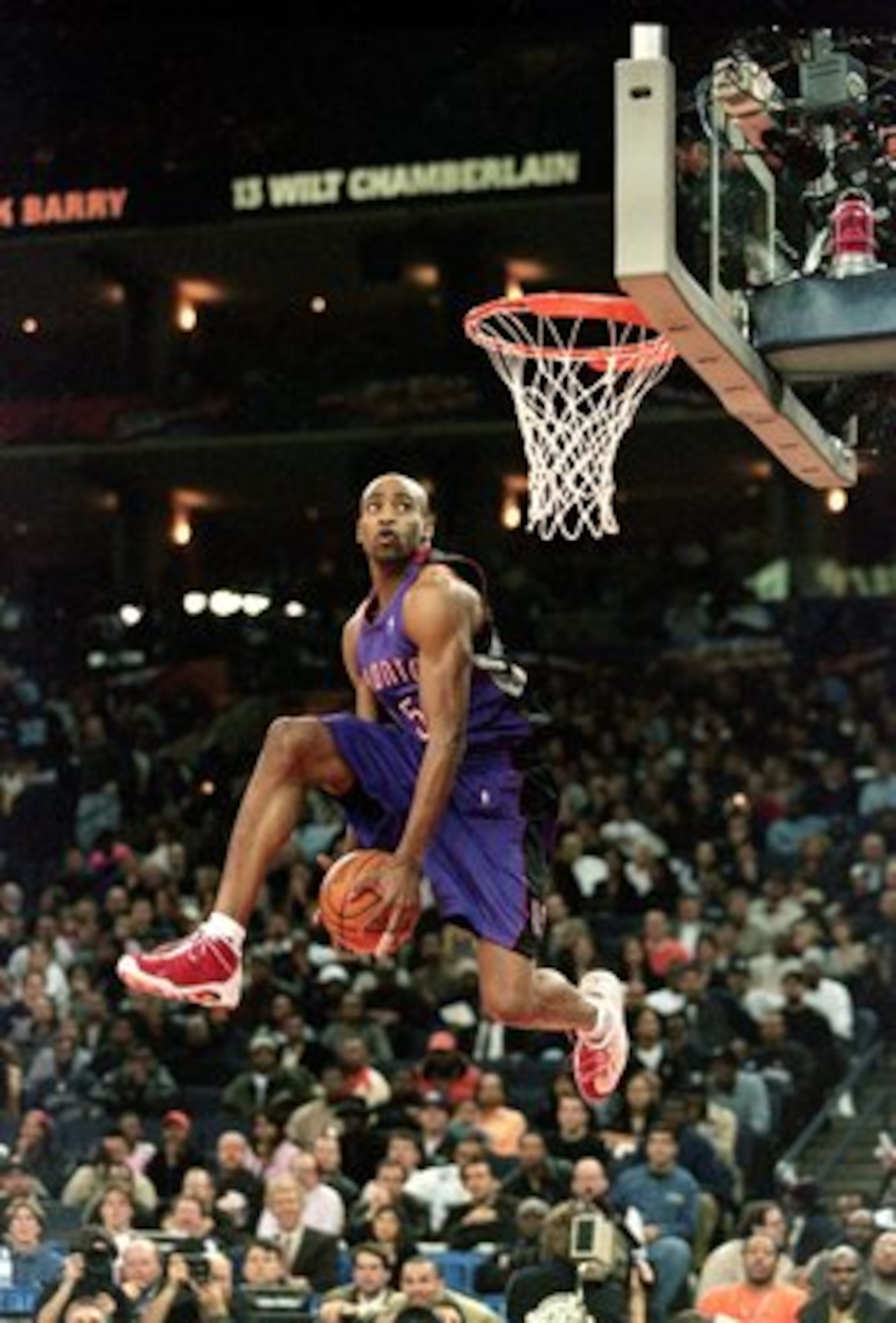13 Feb 2000: Vince Carter #15 of the Toronto Raptors jumps during the NBA Allstar Game Slam Dunk Contest at the Oakland Coliseum in Oakland, California.    Mandatory Credit: Jed Jacobsohn  /Allsport