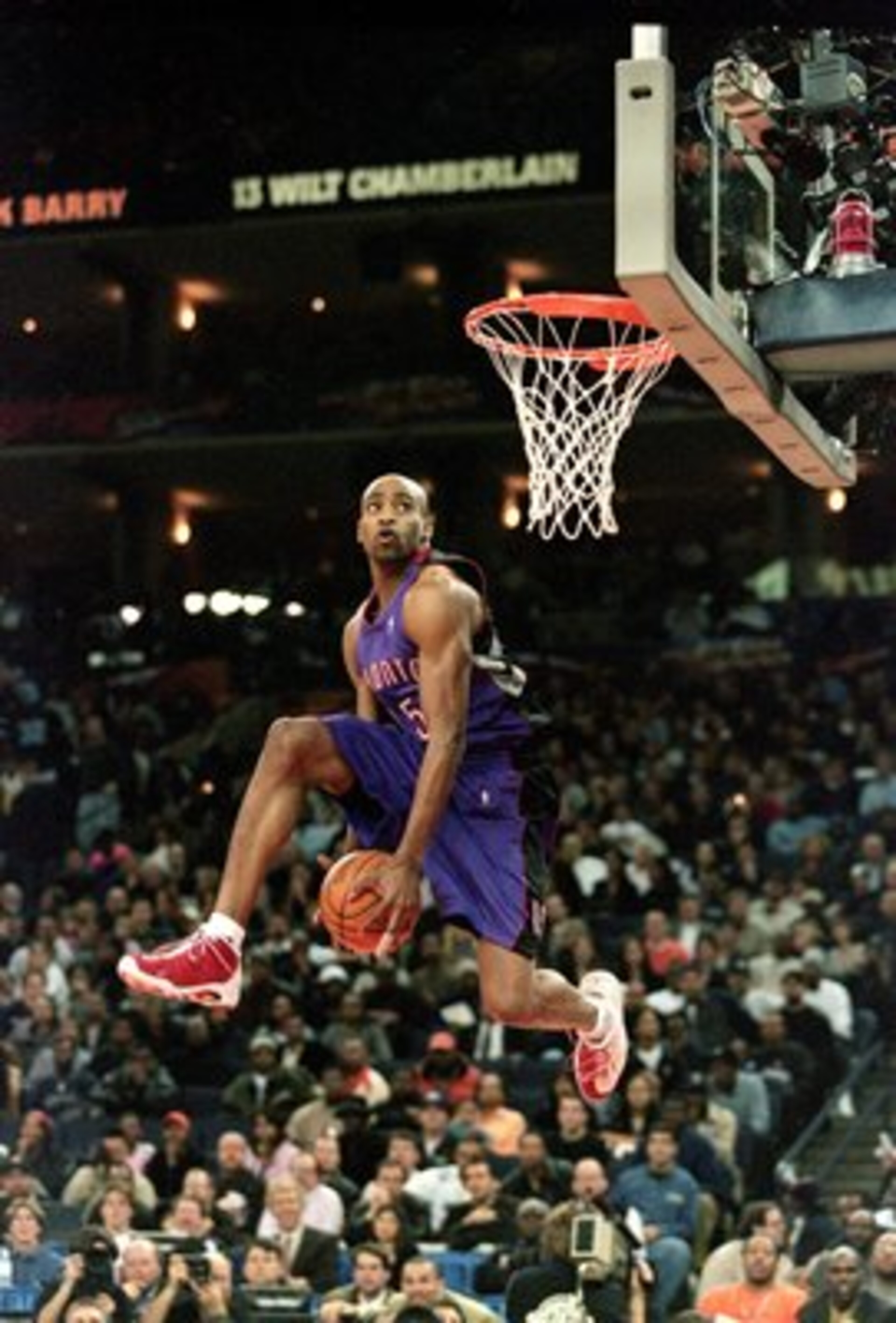 13 Feb 2000: Vince Carter #15 of the Toronto Raptors jumps during the NBA Allstar Game Slam Dunk Contest at the Oakland Coliseum in Oakland, California.    Mandatory Credit: Jed Jacobsohn  /Allsport