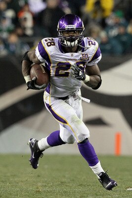 PHILADELPHIA, PA - DECEMBER 28: Adrian Peterson #28 of the Minnesota Vikings runs against the Philadelphia Eagles at Lincoln Financial Field on December 28, 2010 in Philadelphia, Pennsylvania. (Photo by Jim McIsaac/Getty Images)