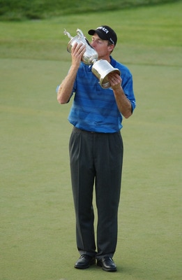 OLYMPIA FIELDS, IL - JUNE 15:  Jim Furyk kisses the trophy after winning the 2003 US Open on the North Course at the Olympia Fields Country Club on June 15, 2003 in Olympia Fields, Illinois.  (Photo by Matthew Stockman/Getty Images)