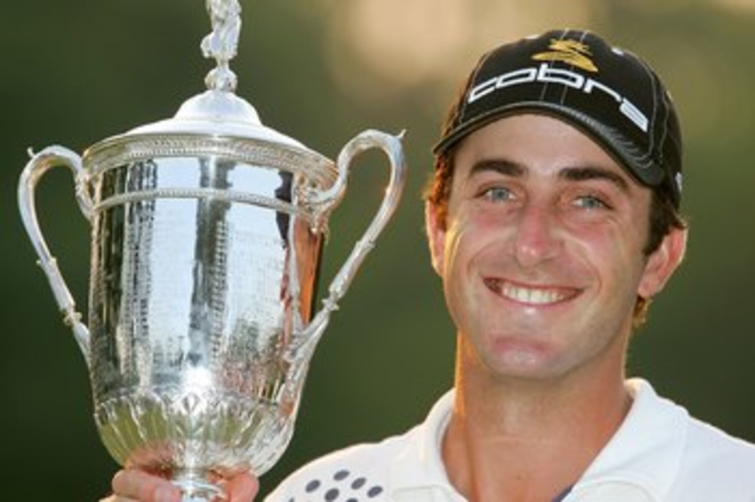MAMARONECK, NY - JUNE 18:  Geoff Ogilvy of Australia poses with the US Open trophy after winning the 2006 US Open Championship by one stroke at Winged Foot Golf Club on June 18, 2006 in Mamaroneck, New York.  (Photo by Richard Heathcote/Getty Images)