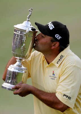 OAKMONT, PA - JUNE 17:  Angel Cabrera of Argentina kisses the trophy as he celebrates his one-stroke victory at the 107th U.S. Open Championship at Oakmont Country Club on June 17, 2007 in Oakmont, Pennsylvania.  (Photo by Donald Miralle/Getty Images)