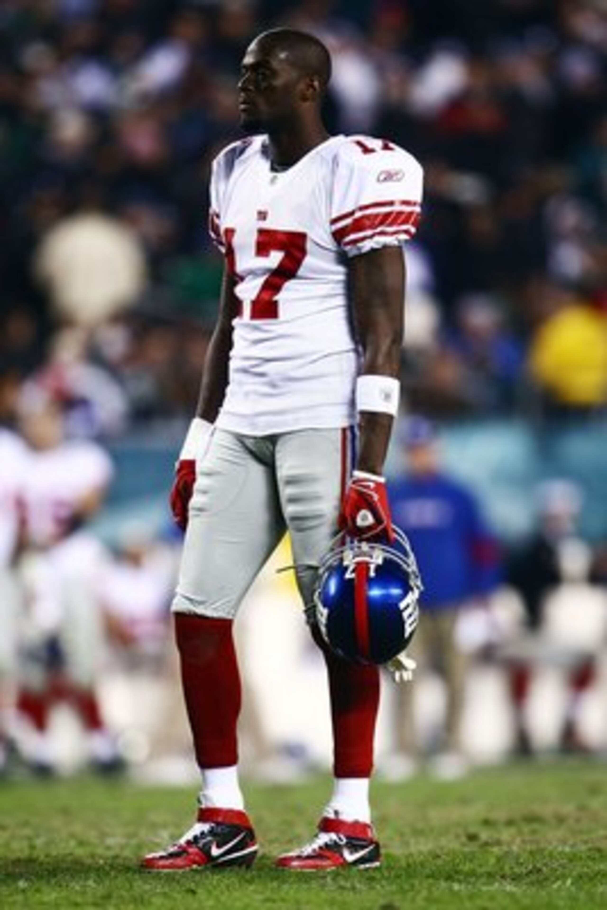 PHILADELPHIA - NOVEMBER 09: Plaxico Burress #17 of the New York Giants looks on against the Philadelphia Eagles at Lincoln Financial Field on November 9, 2008 in Philadelphia, Pennsylvania. (Photo by Chris McGrath/Getty Images) PHILADELPHIA - NOVEMBER 09: Plaxico Burress #17 of the New York Giants looks on against the Philadelphia Eagles at Lincoln Financial Field on November 9, 2008 in Philadelphia, Pennsylvania. (Photo by Chris McGrath/Getty Images)