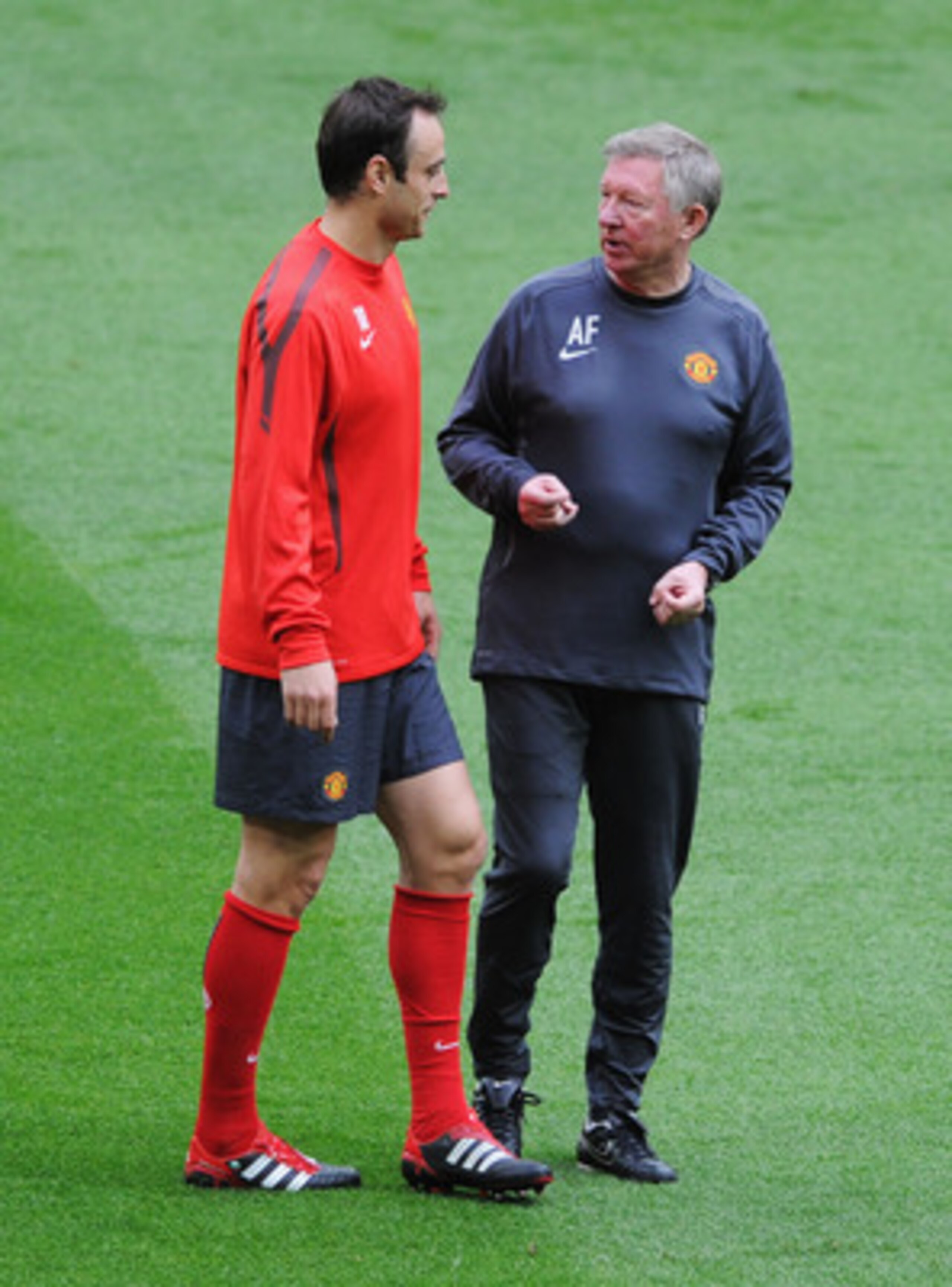 LONDON, ENGLAND - MAY 27: Sir Alex Ferguson manager of Manchester United (R) talks with Dimitar Berbatov of Manchester United during a Manchester United training session prior to the UEFA Champions League final versus Barcelona at Wembley Stadium on May LONDON, ENGLAND - MAY 27: Sir Alex Ferguson manager of Manchester United (R) talks with Dimitar Berbatov of Manchester United during a Manchester United training session prior to the UEFA Champions League final versus Barcelona at Wembley Stadium on May