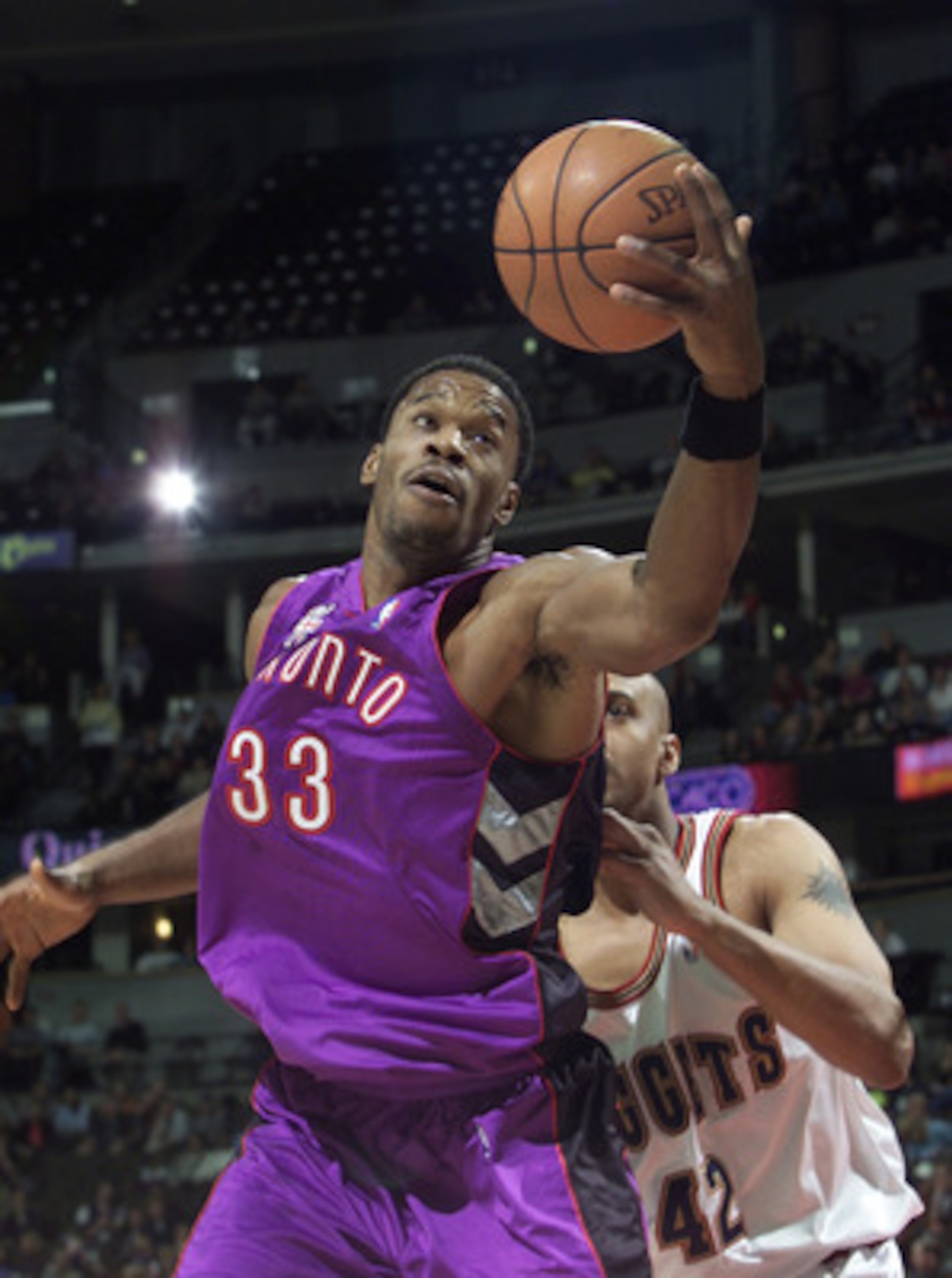 11 Nov 2001:  Forward Antonio Davis #33 of the Toronto Raptors pulls down a rebound in front of Scott Williams #42 of the Denver Nuggets in the first quarter at the Pepsi Center in Denver, Colorado.   DIGITAL IMAGE. NOTE TO USER: User expressly acknowledg