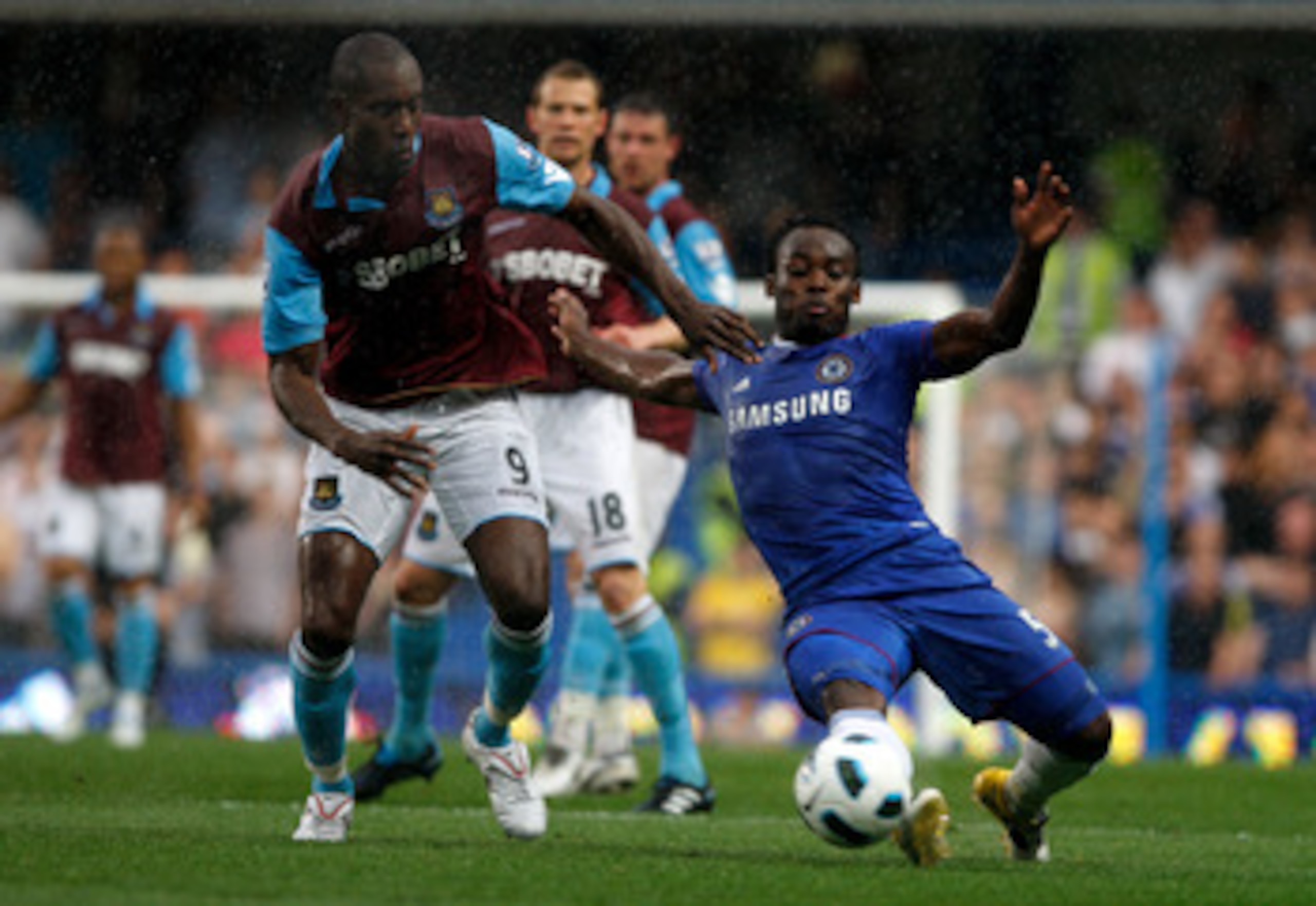 LONDON, ENGLAND - APRIL 23:  Michael Essien of Chelsea wins the ball ahead of Carlton Cole of West Ham during the Barclays Premier League match between Chelsea and West Ham United at Stamford Bridge on April 23, 2011 in London, England.  (Photo by Dan Ist