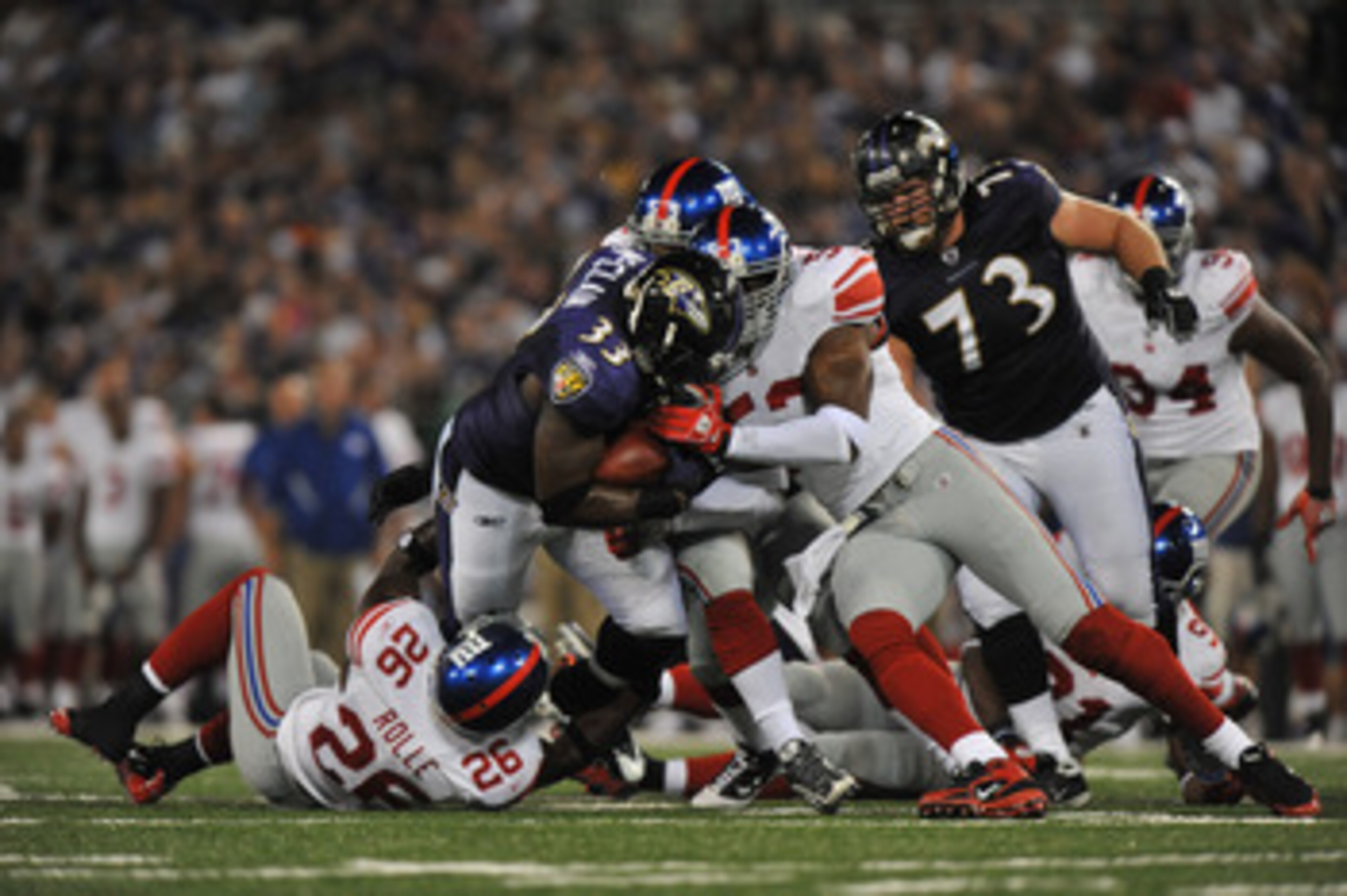 BALTIMORE - AUGUST 28:  Le'Ron McClain #33 of the Baltimore Ravens runs the ball against the New York Giants at M&T Bank Stadium on August 28, 2010 in Baltimore, Maryland. The Ravens lead the Giants 17-3. (Photo by Larry French/Getty Images)