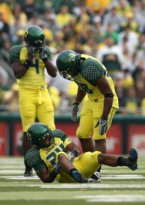 EUGENE, OR - OCTOBER 13:  Jeremiah Johnson #24 of the Oregon Ducks goes down with an injury to his knee after a run against the Washington State Cougars at Autzen Stadium October 13, 2007 in Eugene, Oregon.  (Photo by Jonathan Ferrey/Getty Images)