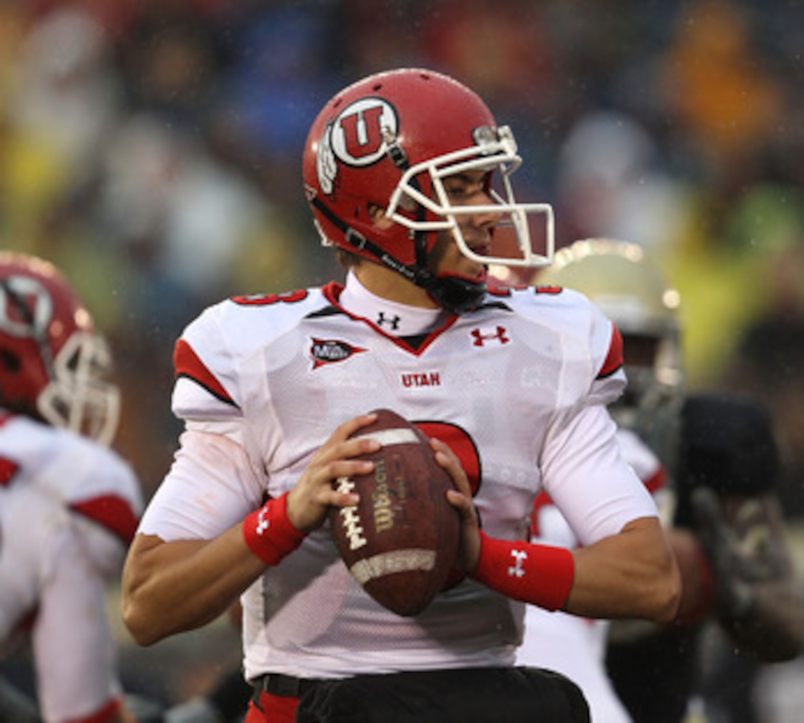 SOUTH BEND, IN - NOVEMBER 13: Jordan Wynn #3 of the Utah Utes looks for a recevier against the Notre Dame Fighting Irish at Notre Dame Stadium on November 13, 2010 in South Bend, Indiana. Notre Dame defeated Utah 28-3. (Photo by Jonathan Daniel/Getty Imag