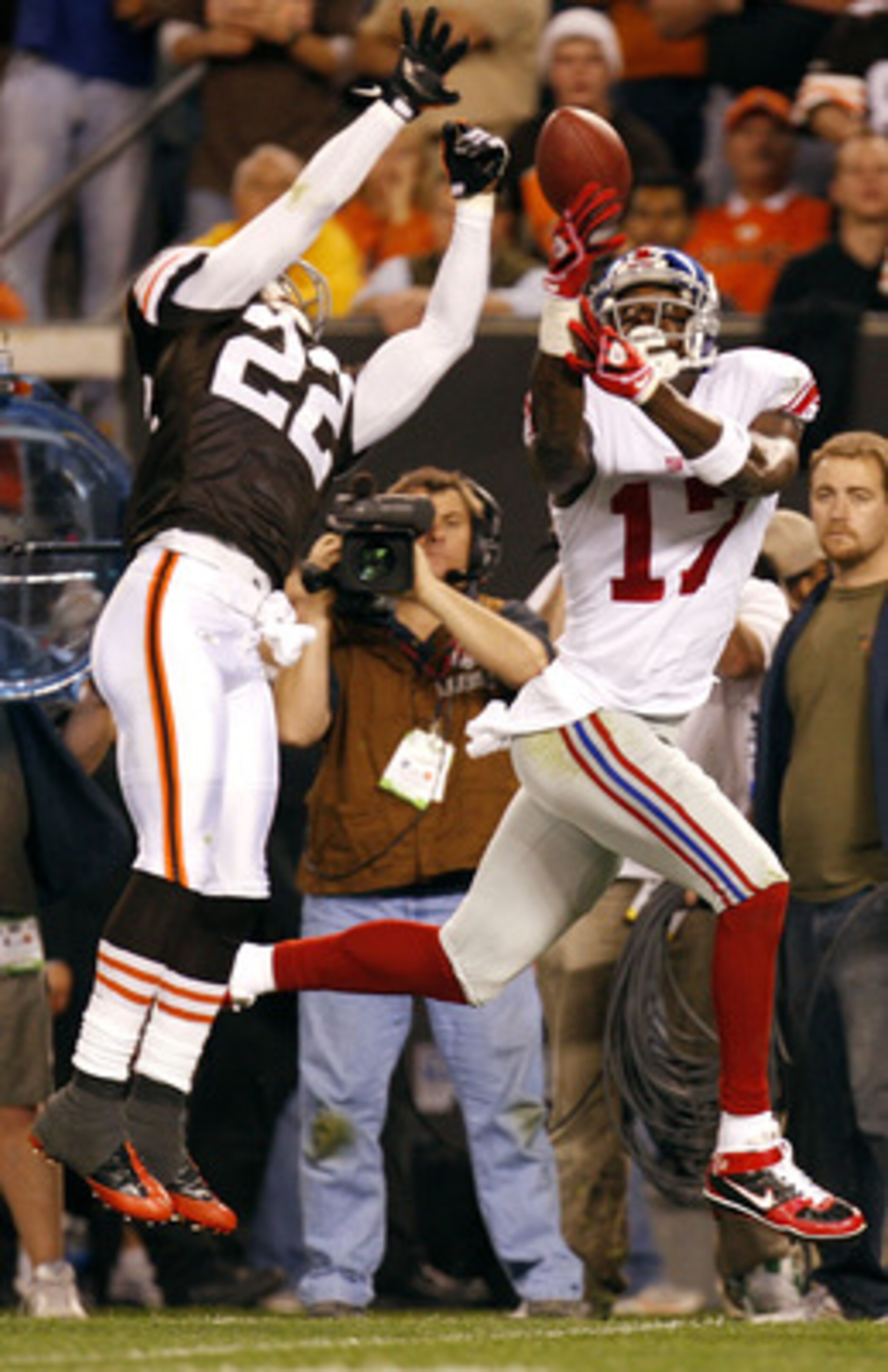 CLEVELAND - OCTOBER 13: Brandon McDonald #22 of the Cleveland Browns breaks up a second quarter pass against Plaxico Burress #17 of the New York Giants on October 13, 2008 at Cleveland Browns Stadium in Cleveland, Ohio.  (Photo by Gregory Shamus/Getty Ima