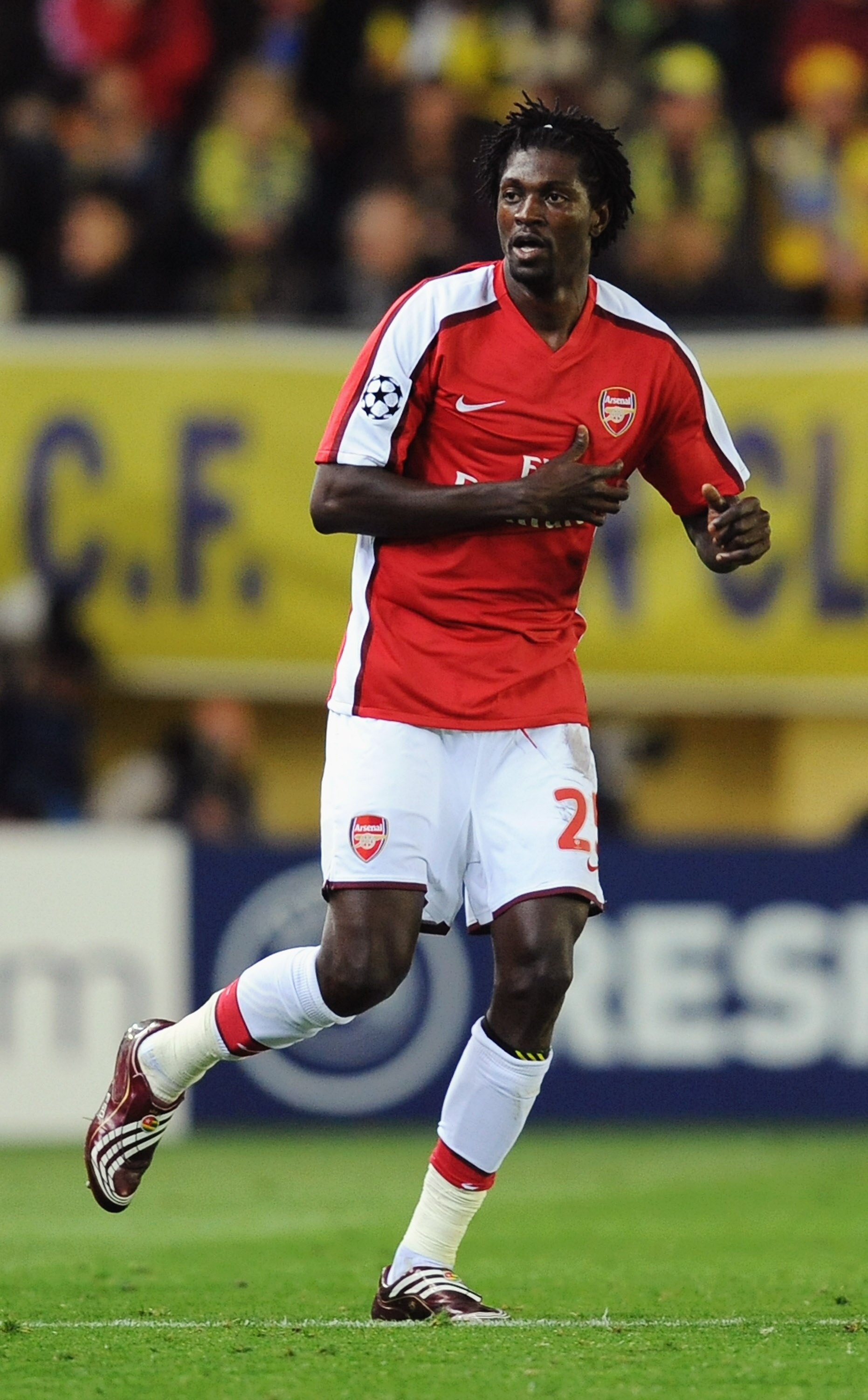 VILLARREAL, SPAIN - APRIL 07:  Emmanuel Adebayor of Arsenal celebrates scoring his team's first goal during the UEFA Champions League quarter-final first leg match between Villarreal and Arsenal at the Madrigal Stadium on April 7, 2009 in Villarreal, Spai