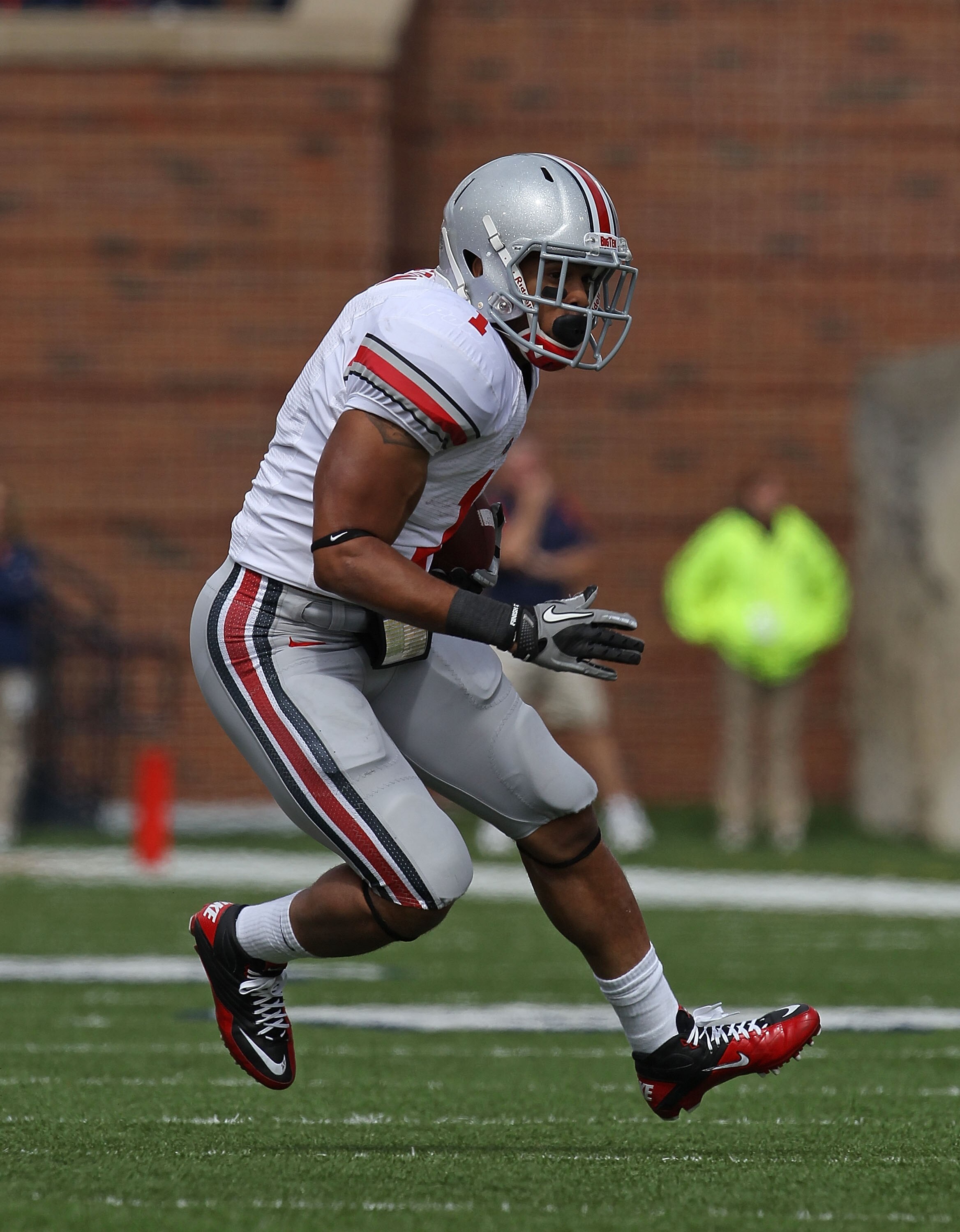 CHAMPAIGN, IL - OCTOBER 02: Dan Herron #1 of the Ohio State Buckeyes runs against the Illinois Fighting Illini at Memorial Stadium on October 2, 2010 in Champaign, Illinois. Ohio State defeated Illinois 24-13. (Photo by Jonathan Daniel/Getty Images)