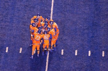 BOISE, ID - NOVEMBER 19:  Kellen Moore #11 of the Boise State Broncos (center) calls the play against the Fresno State Bulldogs at Bronco Stadium on November 19, 2010 in Boise, Idaho.  (Photo by Otto Kitsinger III/Getty Images)