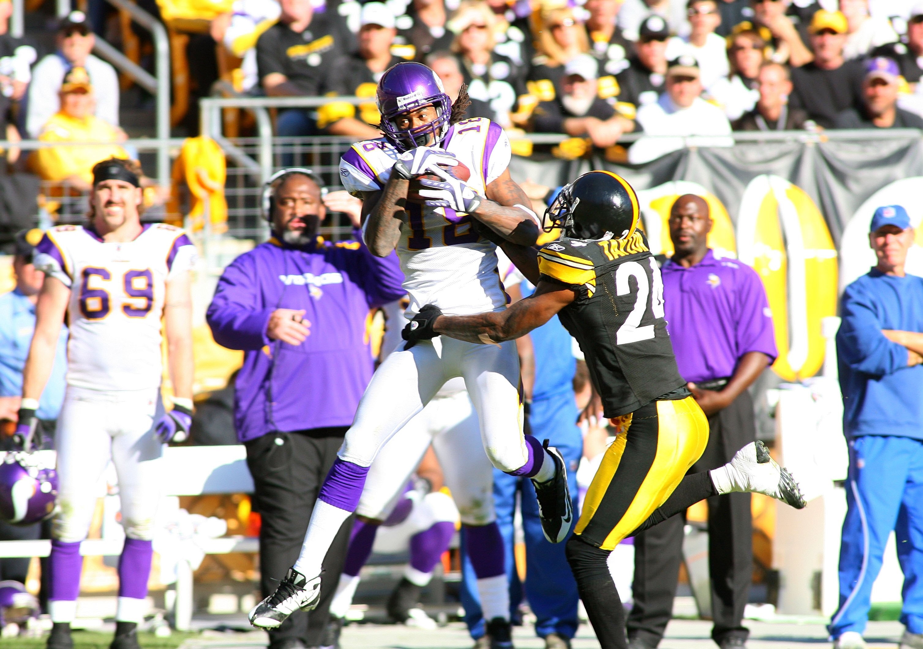 PITTSBURGH - OCTOBER 25: Sidney Rice #18 of the Minnesota Vikings makes a catch during the NFL game against the Pittsburgh Steelers at Heinz Field on October 25, 2009 in Pittsburgh, Pennsylvania. The Steelers defeated the Vikings 27-17. (Photo by Rick St PITTSBURGH - OCTOBER 25: Sidney Rice #18 of the Minnesota Vikings makes a catch during the NFL game against the Pittsburgh Steelers at Heinz Field on October 25, 2009 in Pittsburgh, Pennsylvania. The Steelers defeated the Vikings 27-17. (Photo by Rick St