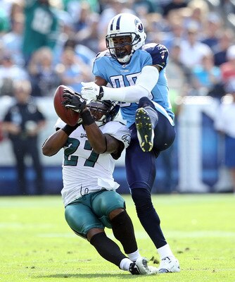 NASHVILLE, TN - OCTOBER 24: Quintin Mikell #27 of the Philadelphia Eagles grabs the ball away fom Nate Washington #85 of the Tennessee Titans for an interception during the NFL game at LP Field on October 24, 2010 in Nashville, Tennessee. (Photo by Andy NASHVILLE, TN - OCTOBER 24: Quintin Mikell #27 of the Philadelphia Eagles grabs the ball away fom Nate Washington #85 of the Tennessee Titans for an interception during the NFL game at LP Field on October 24, 2010 in Nashville, Tennessee. (Photo by Andy