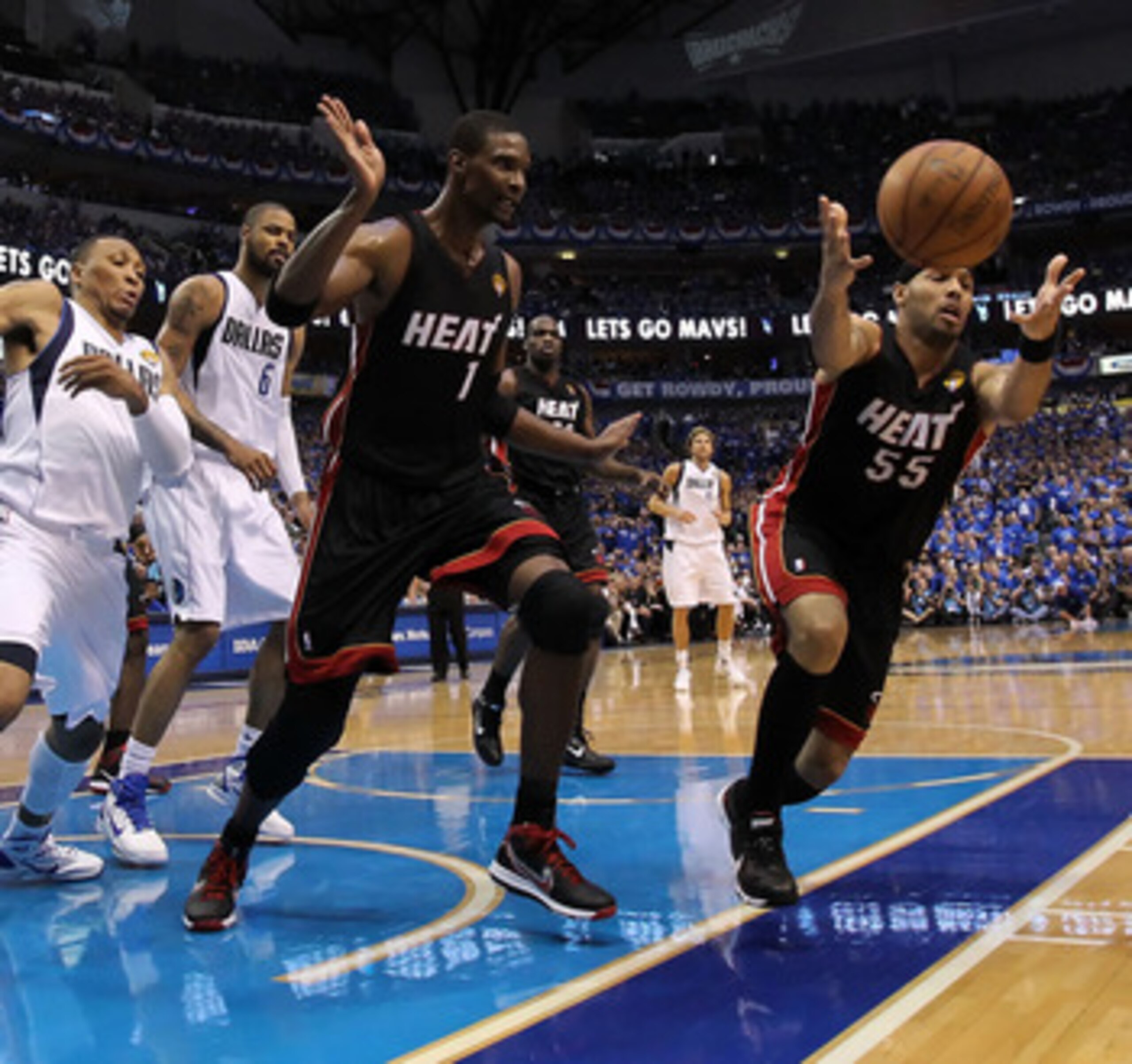 DALLAS, TX - JUNE 09:  Eddie House #55 (R) and Chris Bosh #1 of the Miami Heat attempt to control a loose ball against Tyson Chandler #6 and Shawn Marion #0 of the Dallas Mavericks in Game Five of the 2011 NBA Finals at American Airlines Center on June 9,