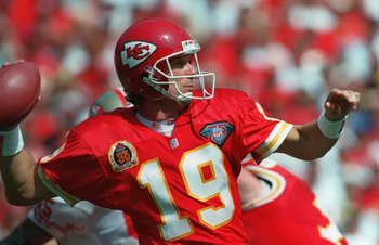 11 SEP 1994:  FILE PICTURE:  JOE MONTANA, QUARTERBACK OF THE KANSAS CITY CHIEFS IN ACTION DURING THE CHIEFS 24-17 WIN OVER THE 49ERS DURING WEEK 2.  Mandatory Credit: Mike Powell/ALLSPORT