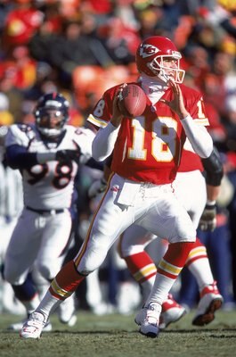 17 Dec 2000:  Elvis Grbac #18 of the Kansas City Chiefs lines up a pass during the game against the Denver Broncos at the Arrowhead Stadium in Kansas City, Missouri. The Chiefs defeated the Broncos 20-7.Mandatory Credit: Brian Bahr  /Allsport