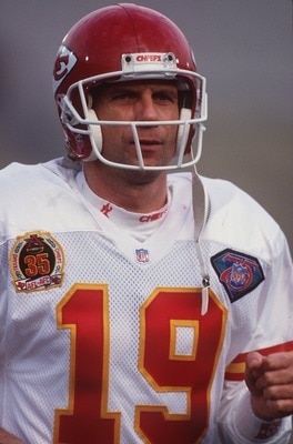 24 DEC 1994:  A PORTRAIT OF JOE MONTANA, QUARTERBACK FOR THE KANSAS CITY CHIEFS, DURING THEIR 19-9 WIN OVER THE LOS ANGELES RAIDERS AT THE LOS ANGELES COLESIUM IN LOS ANGELES, CALIFORNIA. Mandatory Credit: Mike Powell/ALLSPORT
