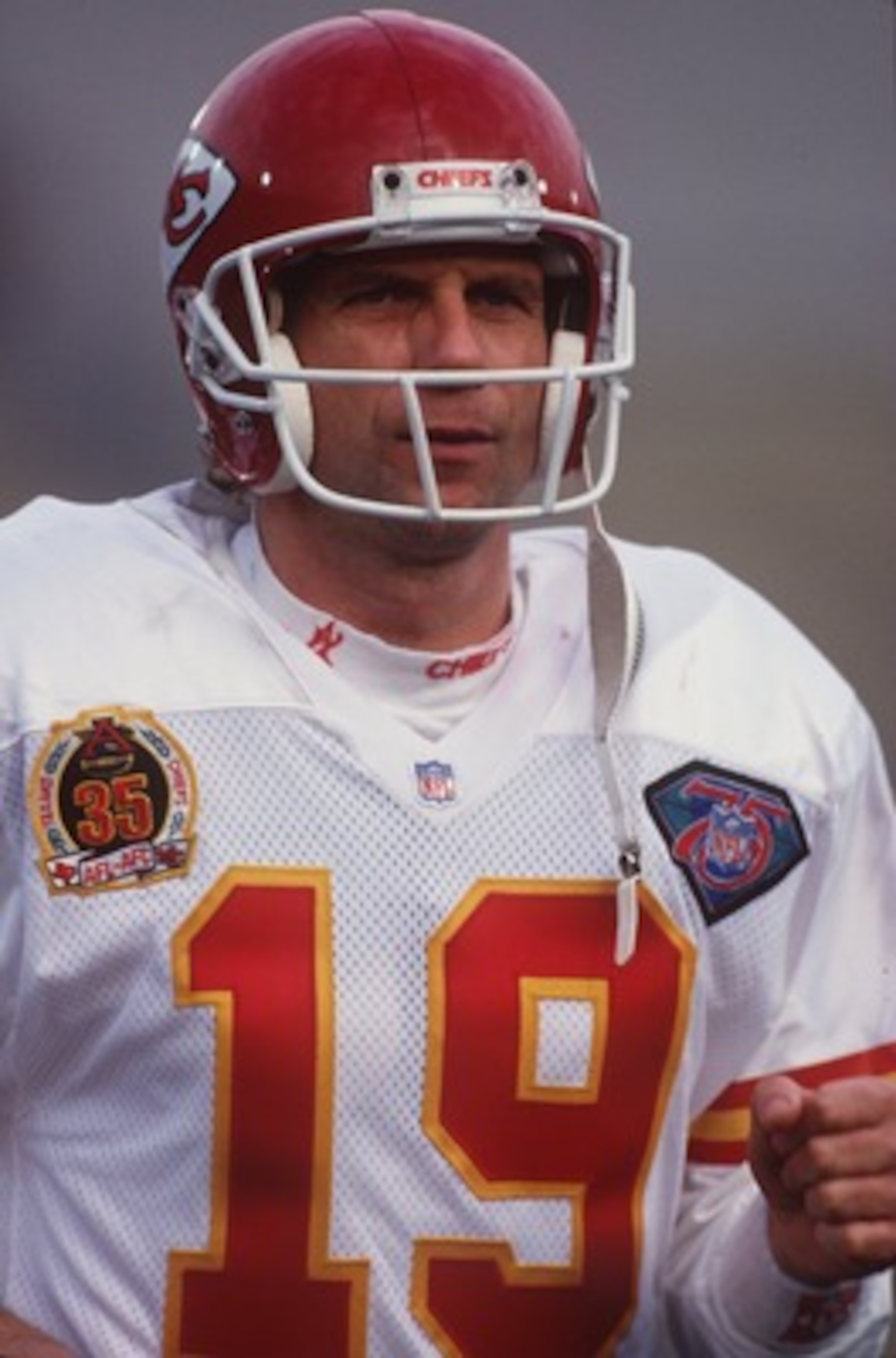 24 DEC 1994:  A PORTRAIT OF JOE MONTANA, QUARTERBACK FOR THE KANSAS CITY CHIEFS, DURING THEIR 19-9 WIN OVER THE LOS ANGELES RAIDERS AT THE LOS ANGELES COLESIUM IN LOS ANGELES, CALIFORNIA. Mandatory Credit: Mike Powell/ALLSPORT