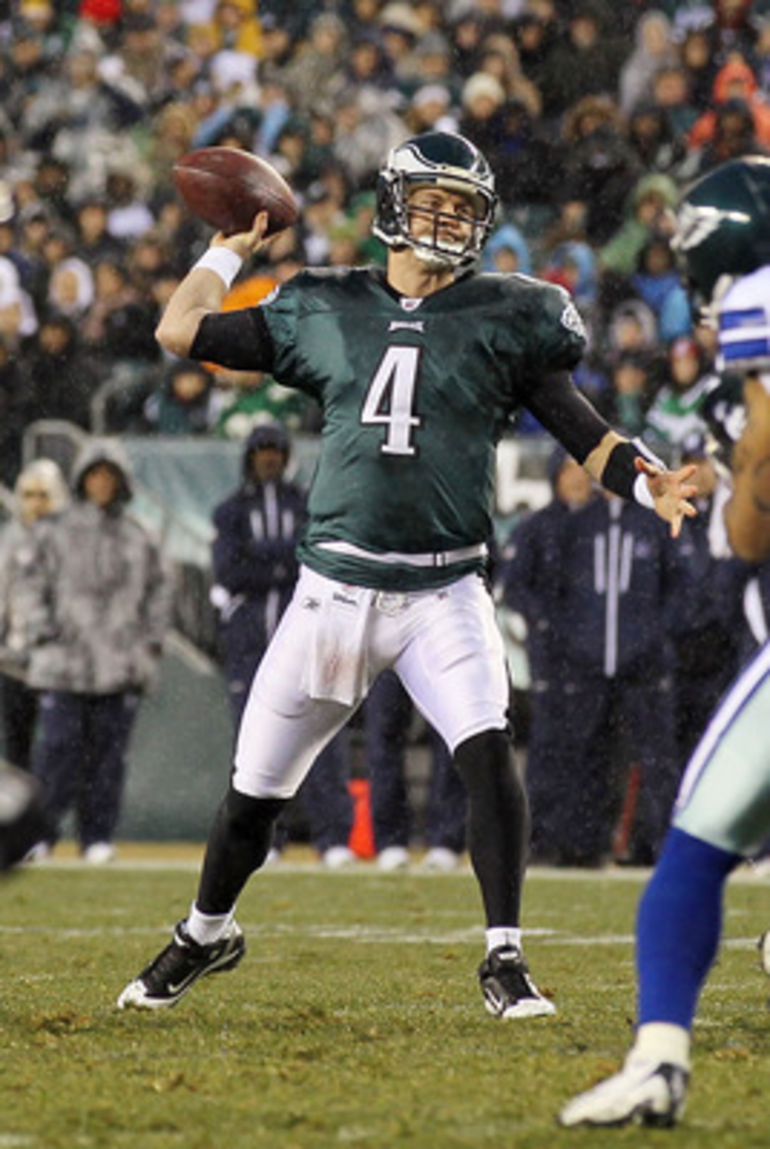 PHILADELPHIA, PA - JANUARY 02:  Kevin Kolb #4 of the Philadelphia Eagles throws a pass against the Dallas Cowboys on January 2, 2011 at Lincoln Financial Field in Philadelphia, Pennsylvania.  (Photo by Jim McIsaac/Getty Images)