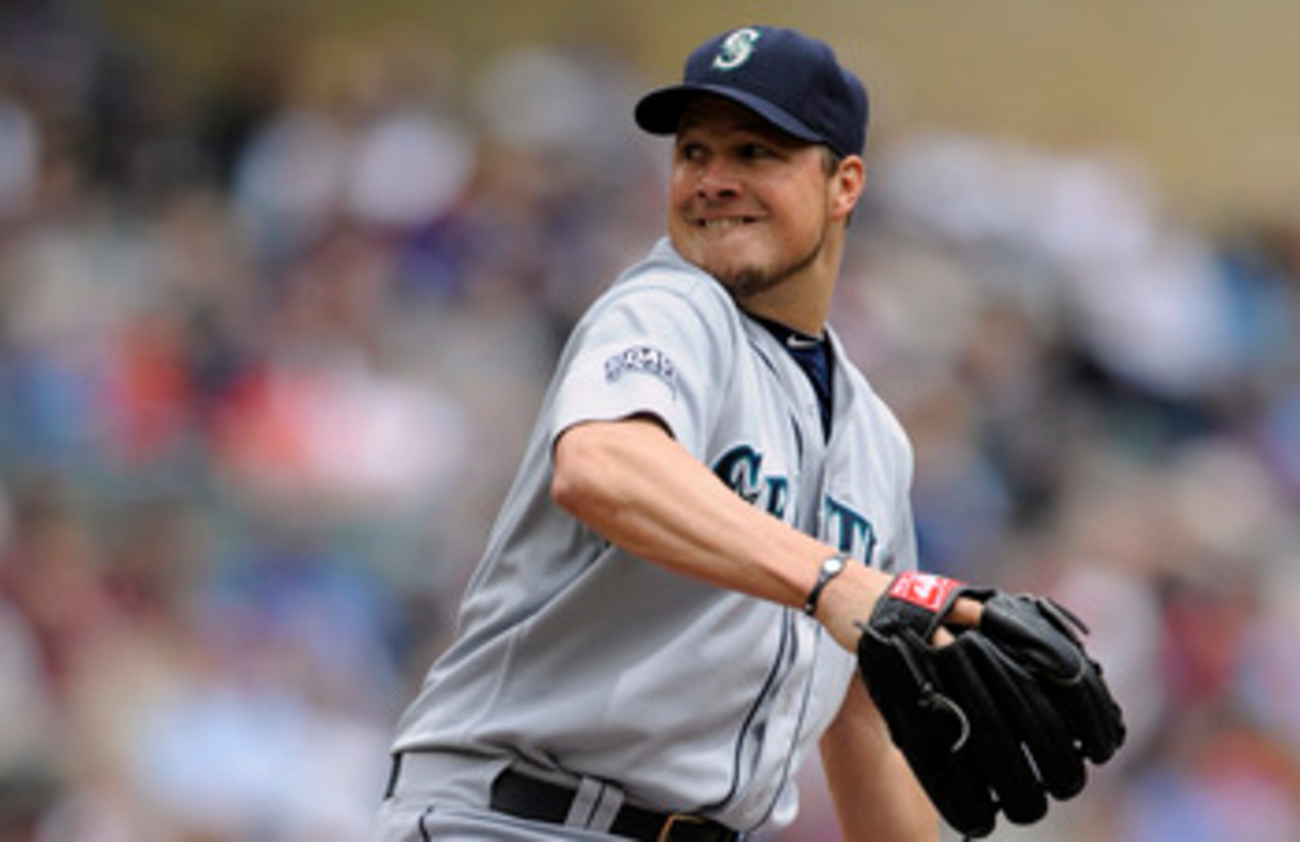MINNEAPOLIS, MN - MAY 25: Erik Bedard #45 of the Seattle Mariners pitches against the Minnesota Twins during the first inning of their game on May 25, 2011 at Target Field in Minneapolis, Minnesota. (Photo by Hannah Foslien/Getty Images)