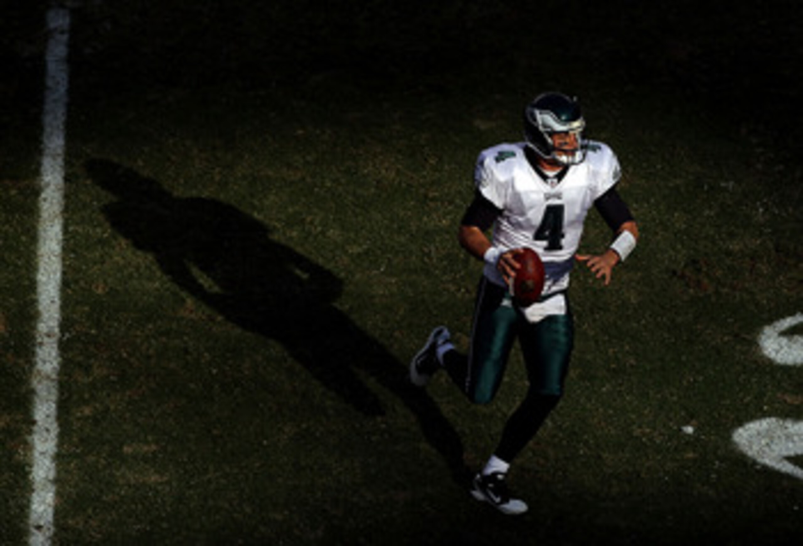 PHILADELPHIA - OCTOBER 17:  Kevin Kolb #4 of the Philadelphia Eagles passes against the Atlanta Falcons during their game at Lincoln Financial Field on October 17, 2010 in Philadelphia, Pennsylvania.  (Photo by Al Bello/Getty Images)