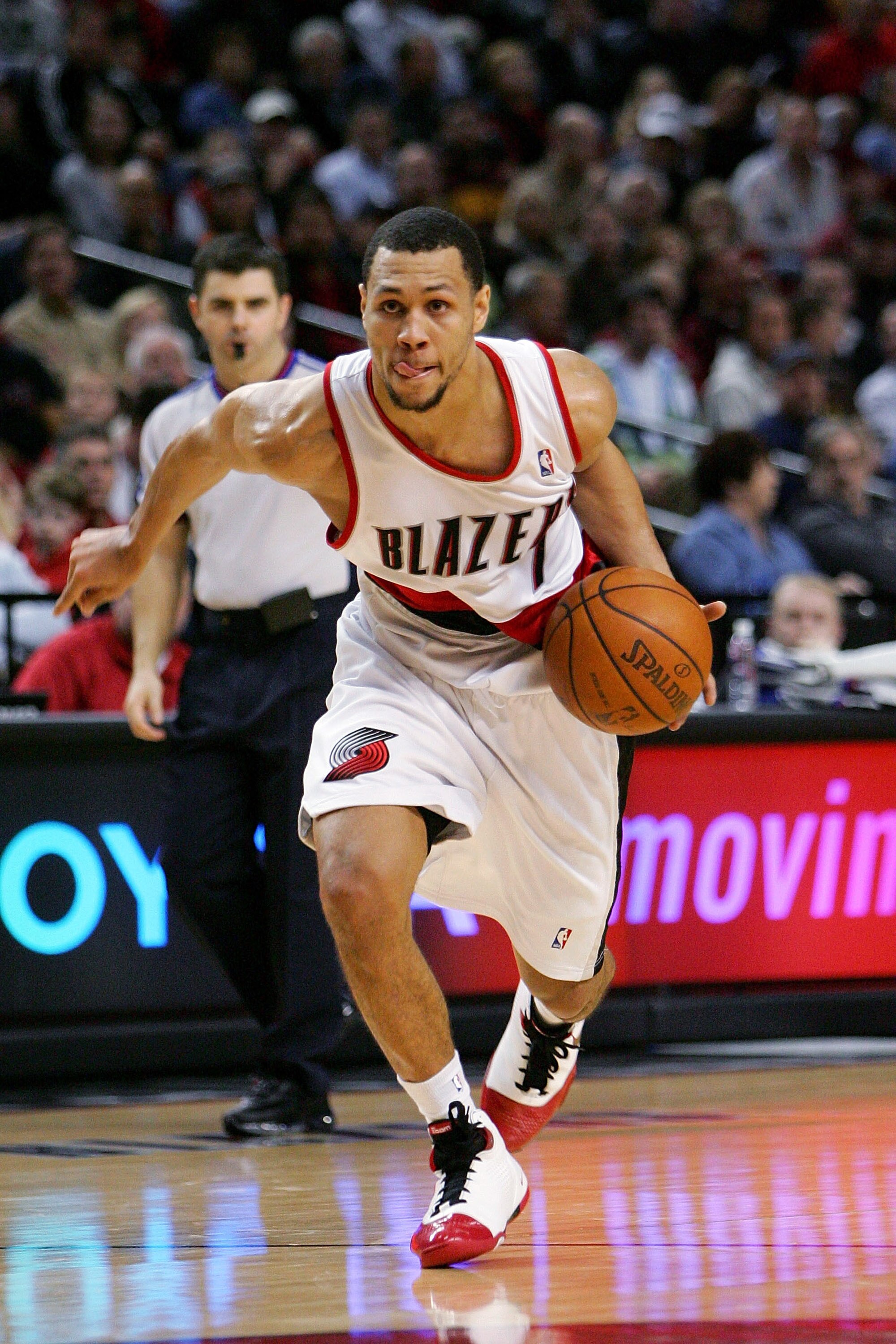 PORTLAND, OR - DECEMBER 28:  Brandon Roy #7 of the Portland Trail Blazers drives against the Minnesota Timberwolves at the Rose Garden on December 28, 2007 in Portland, Oregon.  NOTE TO USER: User expressly acknowledges and agrees that, by downloading and