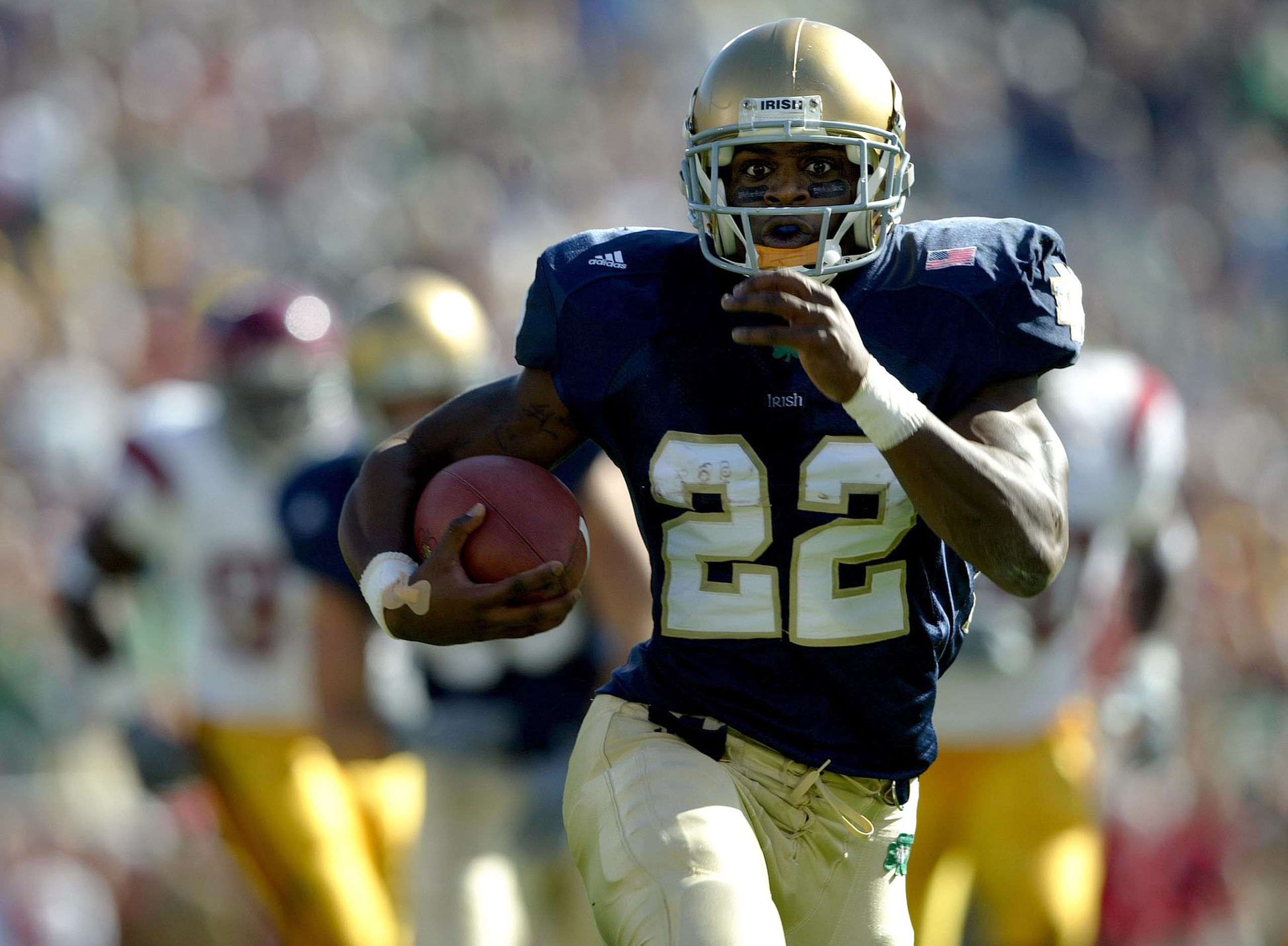 SOUTH BEND, IN - OCTOBER 18: Julius Jones #22 of the Notre Dame Fighting Irish runs for a touchdown against the USC Trojans on October 18, 2003 at Notre Dame Stadium in South Bend, Indiana. (Photo by Andy Lyons/Getty Images) SOUTH BEND, IN - OCTOBER 18: Julius Jones #22 of the Notre Dame Fighting Irish runs for a touchdown against the USC Trojans on October 18, 2003 at Notre Dame Stadium in South Bend, Indiana. (Photo by Andy Lyons/Getty Images)