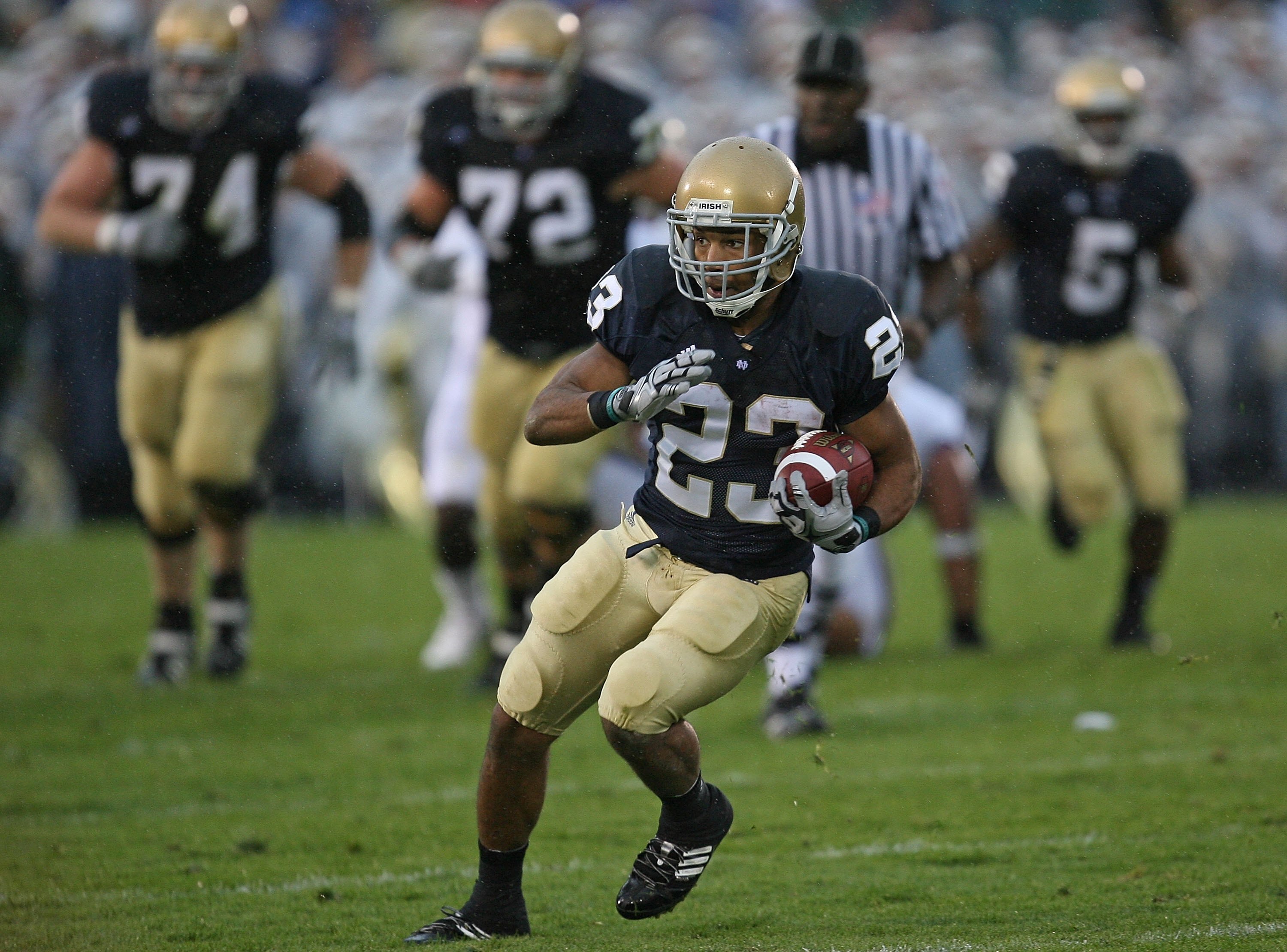 SOUTH BEND, IN - OCTOBER 03: Golden Tate #23 of the Notre Dame Fighting Irish runs against the Washington Huskies on his way to a 67 yard touchdown on October 3, 2009 at Notre Dame Stadium in South Bend, Indiana. (Photo by Jonathan Daniel/Getty Images)