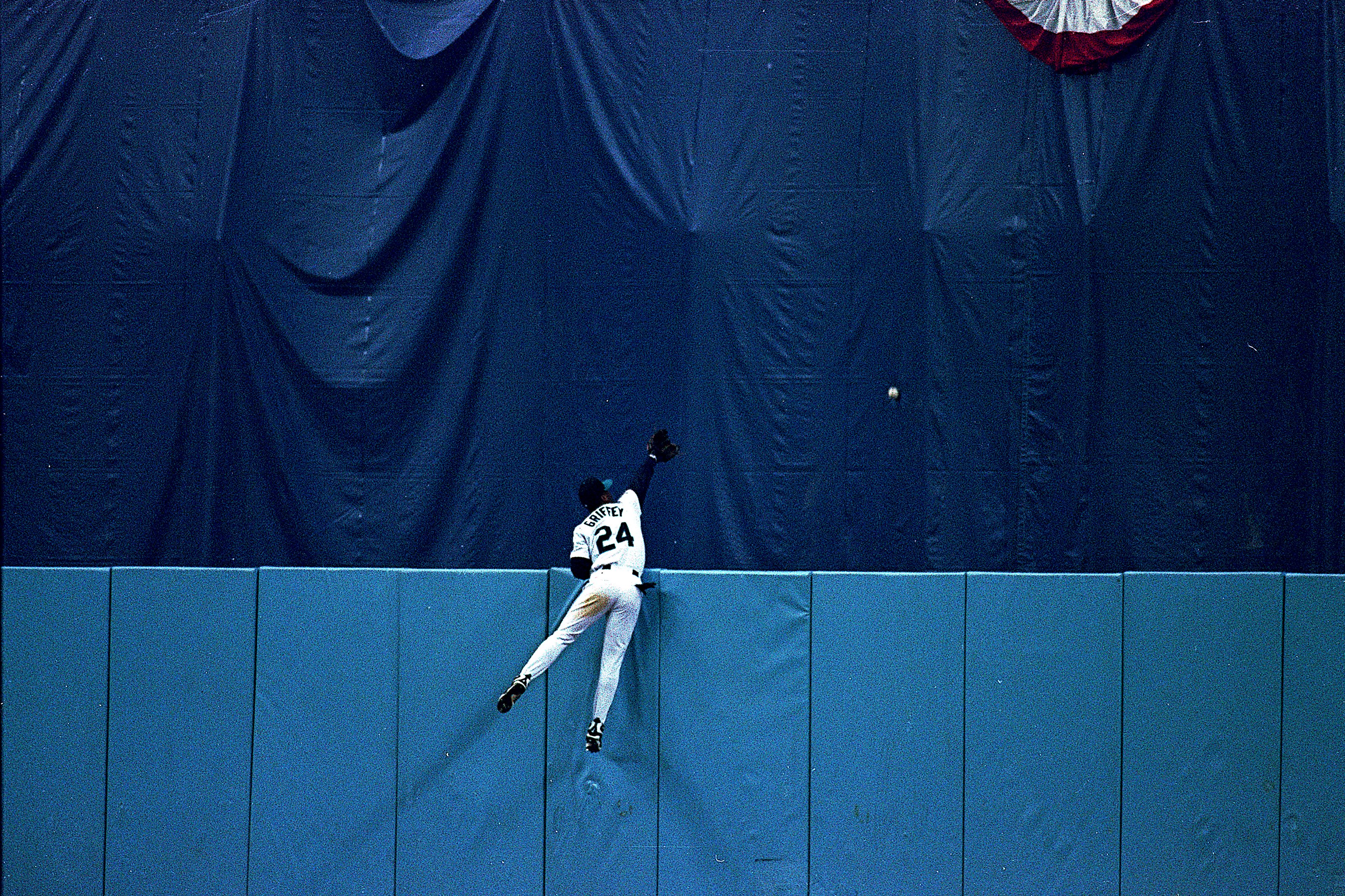 17 Oct 1995:  Ken Griffey Jr. #24 of the Seattle Mariners reaches for Carlos Baerga's home run ball at the wall during game six of the ALCS against the Cleveland Indians at the Kingdome in Seattle, Washington. The Indians defeated the Mariners 4-0. Mandat