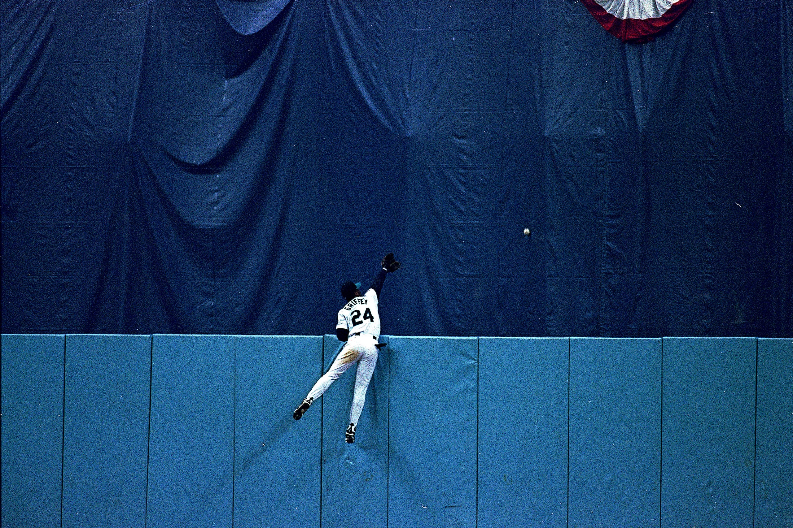 17 Oct 1995:  Ken Griffey Jr. #24 of the Seattle Mariners reaches for Carlos Baerga's home run ball at the wall during game six of the ALCS against the Cleveland Indians at the Kingdome in Seattle, Washington. The Indians defeated the Mariners 4-0. Mandat