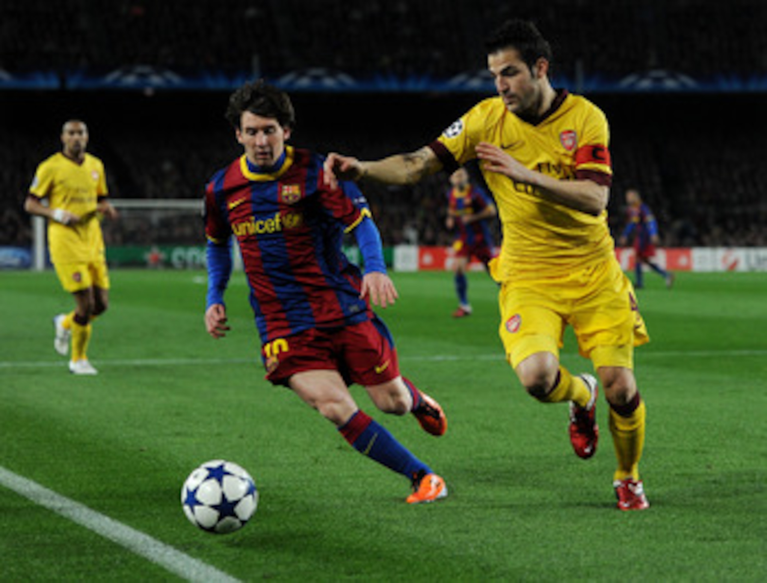 BARCELONA, SPAIN - MARCH 08:  Lionel Messi (L) of Barcelona duels for the ball with Cesc Fabregas of Arsenal during the UEFA Champions League round of 16 second leg match between Barcelona and Arsenal on March 8, 2011 in Barcelona, Spain.  (Photo by Jaspe