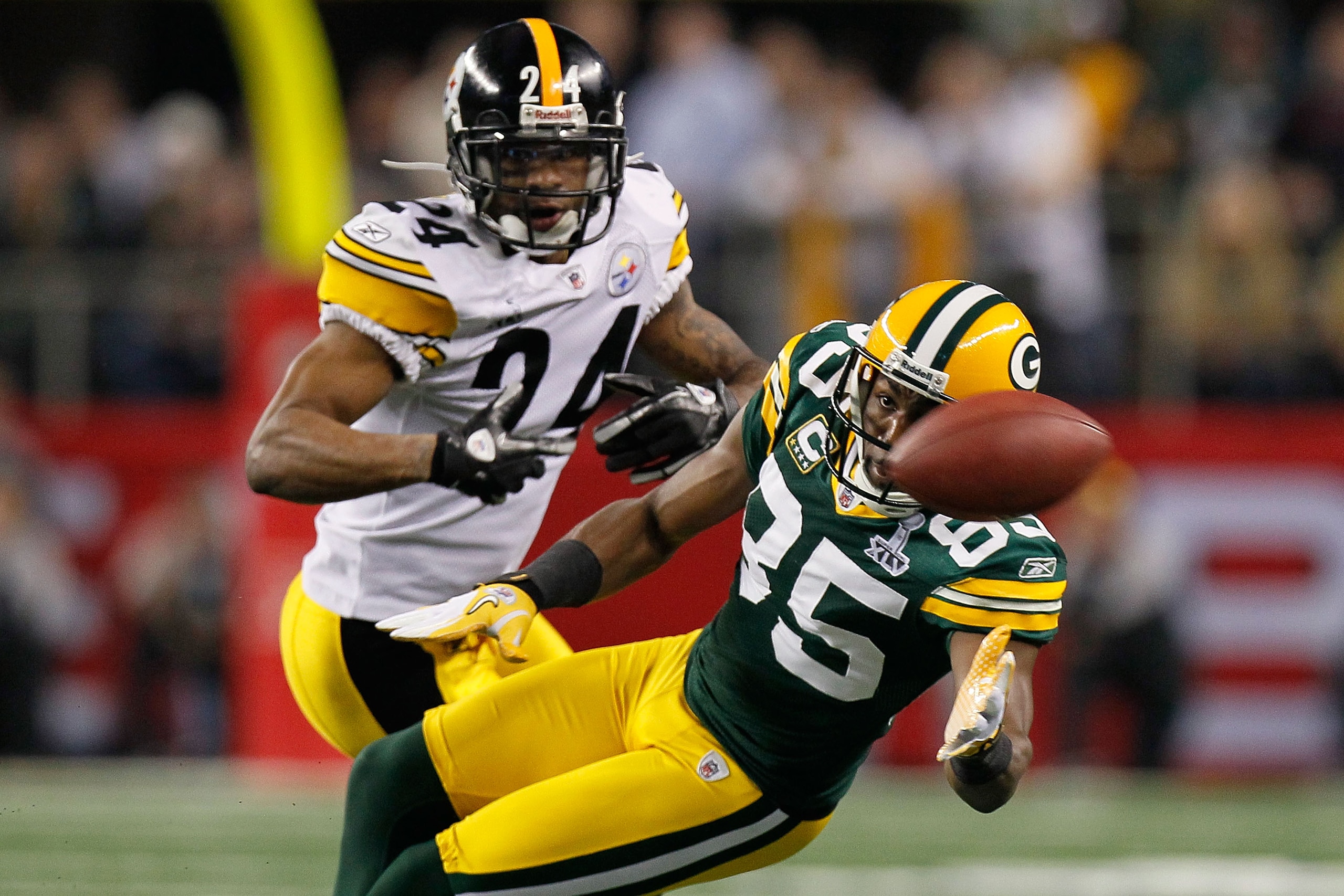 ARLINGTON, TX - FEBRUARY 06: Greg Jennings #85 of the Green Bay Packers goes for a catch against Ike Taylor #24 of the Pittsburgh Steelers during Super Bowl XLV at Cowboys Stadium on February 6, 2011 in Arlington, Texas.  (Photo by Kevin C. Cox/Getty Imag