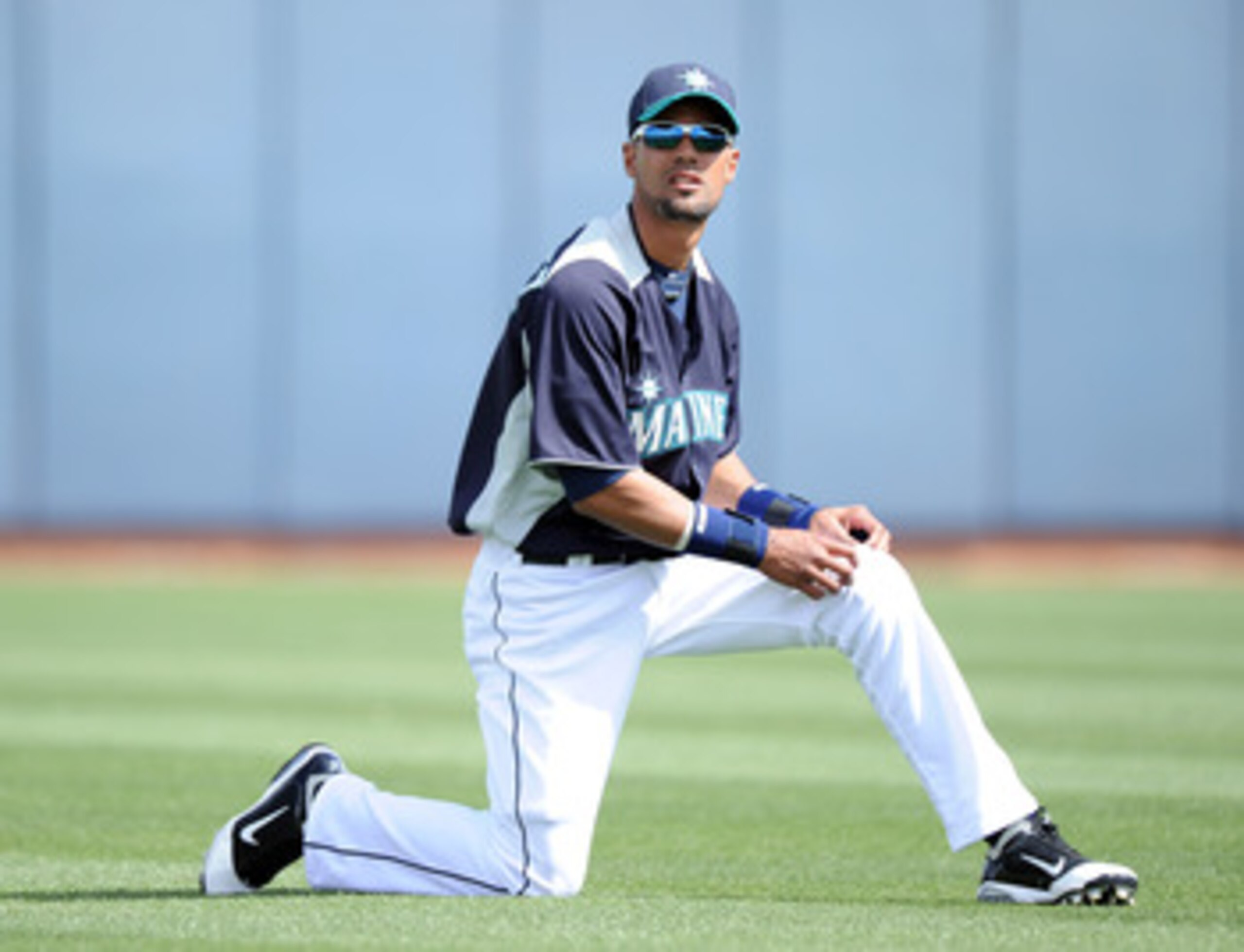 PEORIA, AZ - MARCH 01:  Franklin Gutierrez #21 of the Seattle Mariners warms up before the game against the Texas Rangers during spring training at Peoria Stadium on March 1, 2011 in Peoria, Arizona.  (Photo by Harry How/Getty Images)