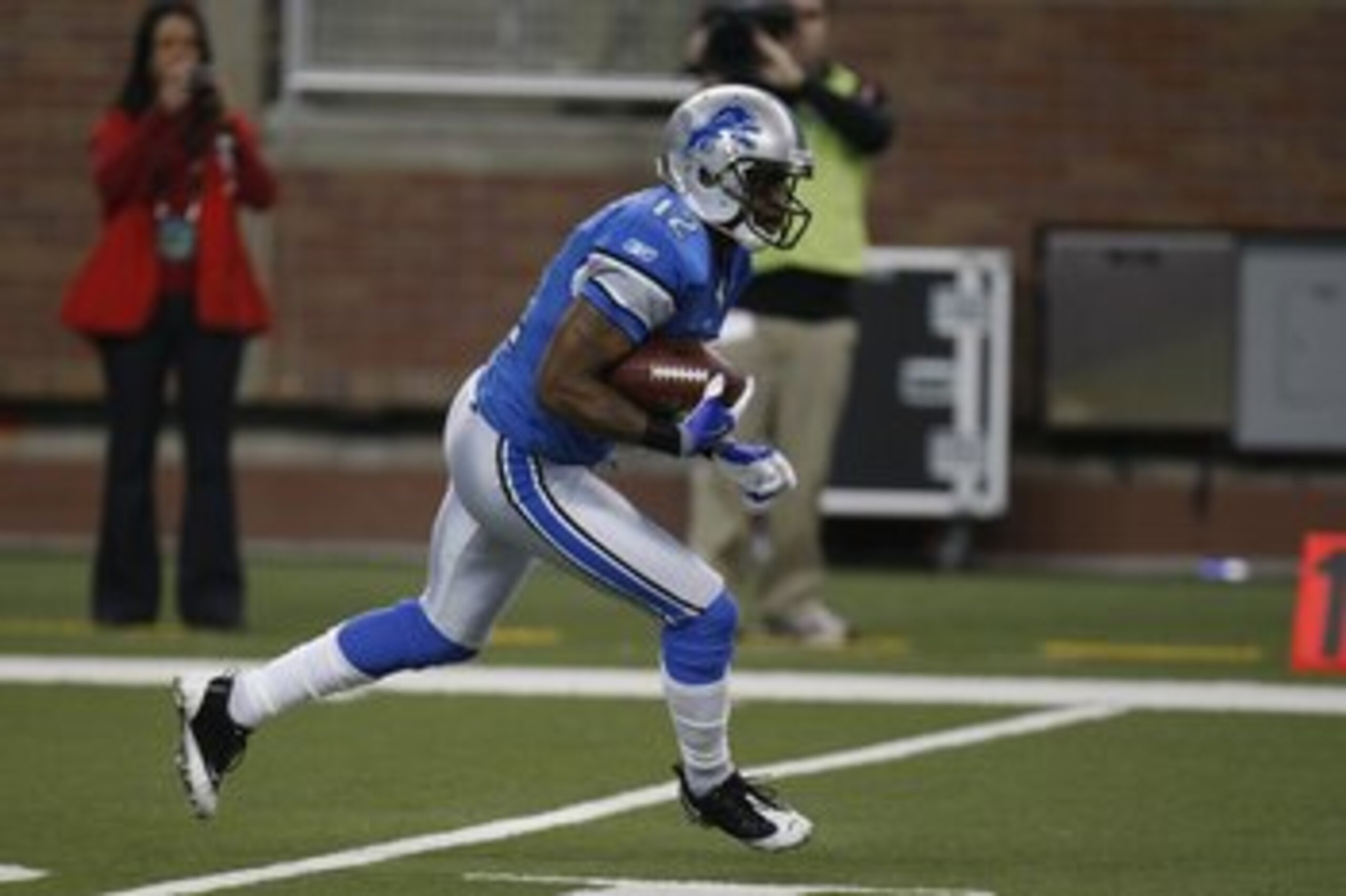 DETROIT - DECEMBER 20:  Derrick Williams #12 of the Detroit Lions returns a kick during the game against the Arizona Cardinals on December 20, 2009 at Ford Field in Detroit, Michigan. (Photo by Gregory Shamus/Getty Images)