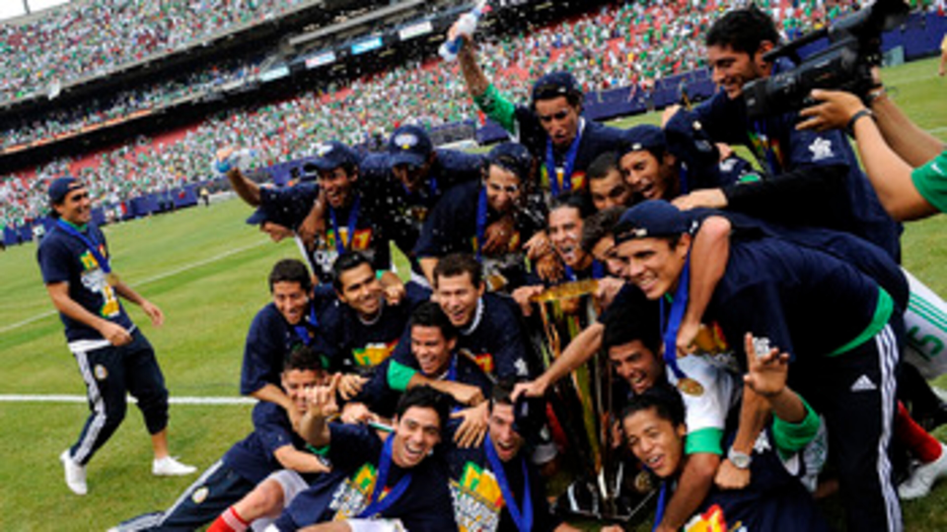 EAST RUTHERFORD, NJ - JULY 26:  Mexico celebrates 5-0 victory over the United States in the CONCACAF Gold Cup Championship match at Giants Stadium on July 26, 2009 in East Rutherford, New Jersey.  (Photo by Jeff Zelevansky/Getty Images)