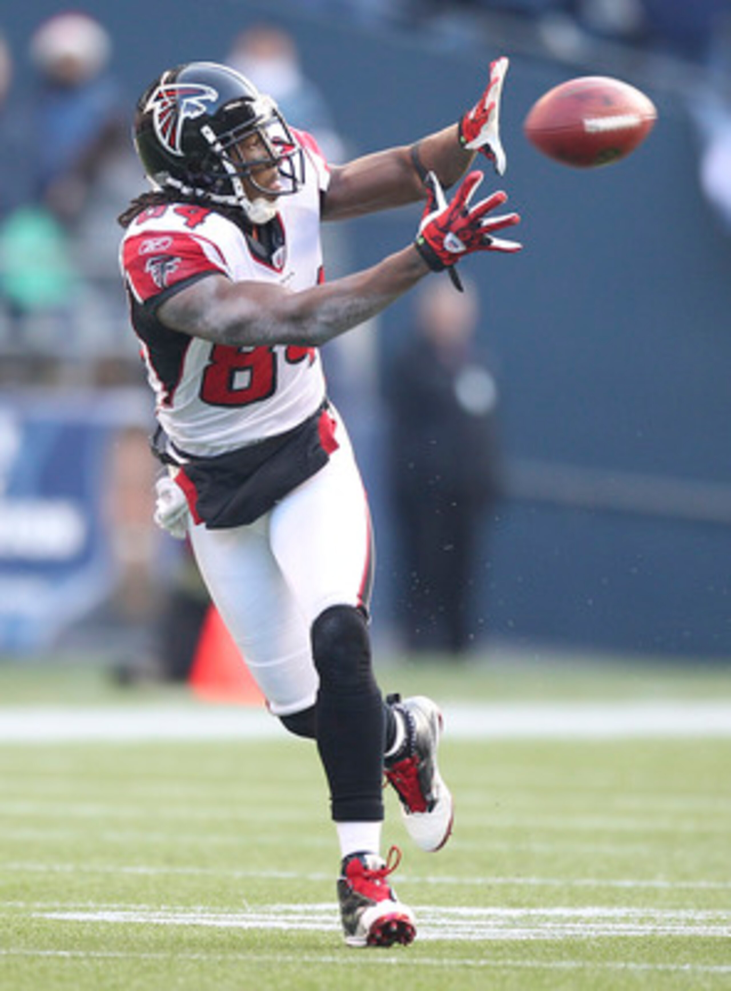 SEATTLE, WA - DECEMBER 19:  Wide receiver Roddy White #84 of the Atlanta Falcons makes a catch for a first down in the second quarter against the Seattle Seahawks at Qwest Field on December 19, 2010 in Seattle, Washington. (Photo by Otto Greule Jr/Getty I