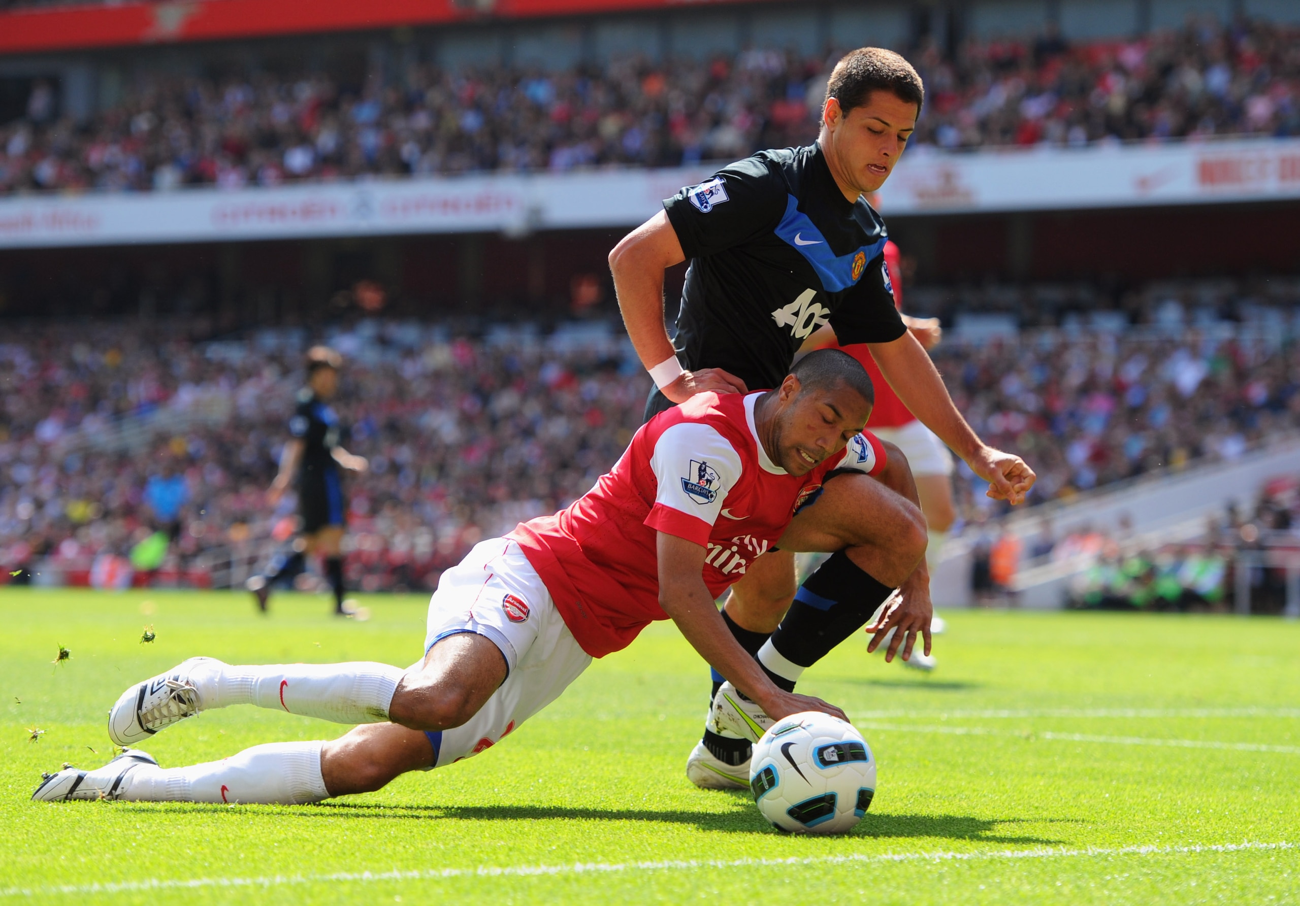 LONDON, ENGLAND - MAY 01:  Gael Clichy of Arsenal battlea with Javier Hernandez of Manchester United during the Barclays Premier League match between Arsenal and Manchester United at the Emirates Stadium on May 1, 2011 in London, England.  (Photo by Mike