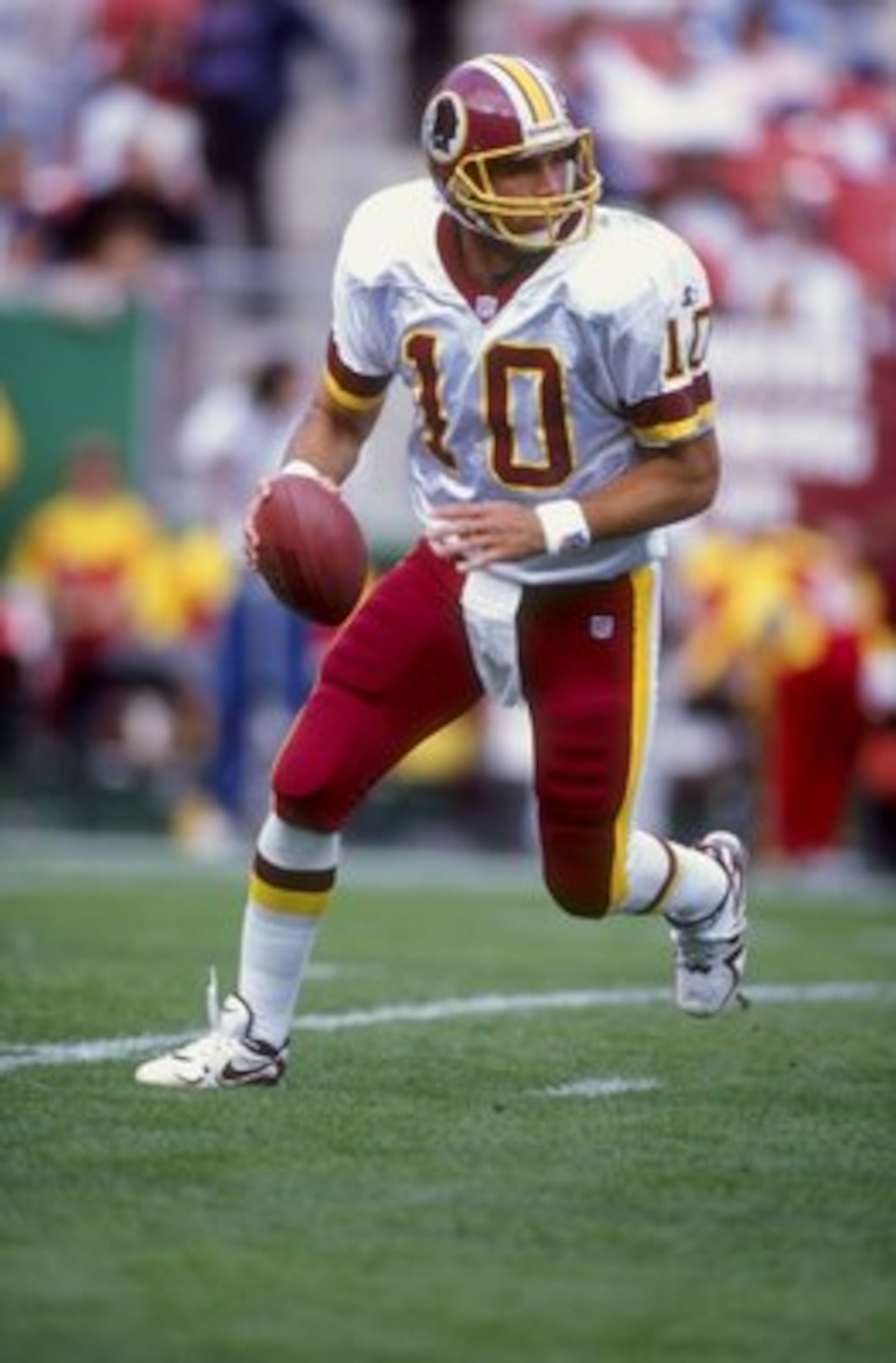 1 Nov 1998:  Quarterback Trent Green #10 of the Washington Redskins in action during the game against the New York Giants at the Jack Kent Cooke Stadium in Landover, Maryland. The Redskins defeated the Giants 21-14. Mandatory Credit: Al Bello  /Allsport