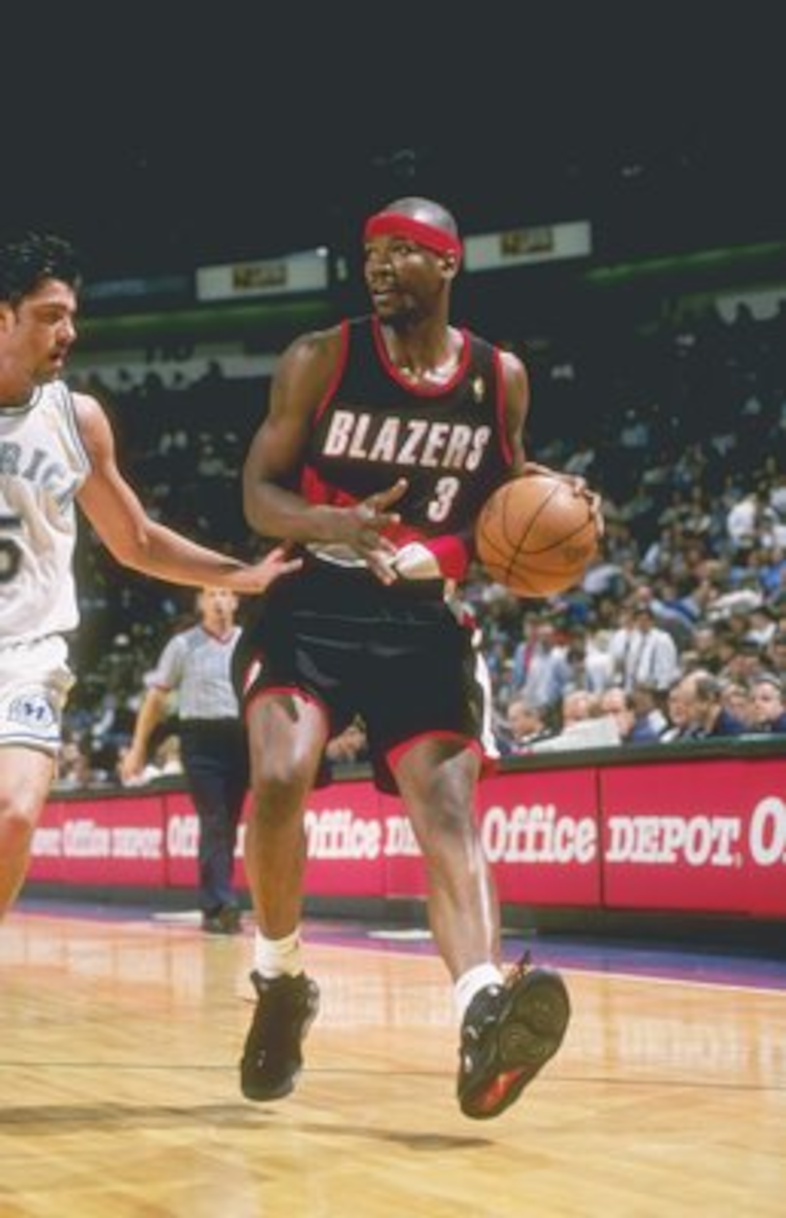 8 Apr 1997: Forward Clifford Robinson of the Portland Trailblazers dribbles the ball down the court during a game against the Dallas Mavericks at Reunion Arena in Dallas, Texas. The Mavericks won the game 87-82.