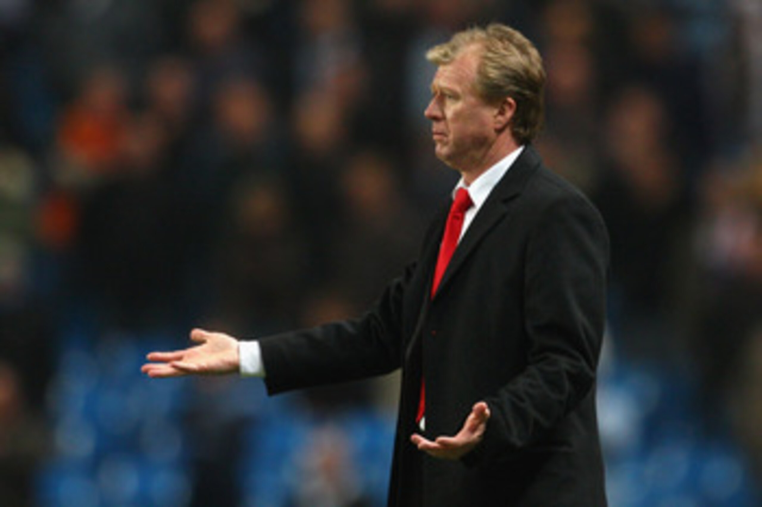 MANCHESTER, UNITED KINGDOM - NOVEMBER 06: FC Twente Manager Steve McClaren gestures during the UEFA Cup Group A match between Manchester City and FC Twente at The City of Manchester Stadium on November 6, 2008 in Manchester, England. (Photo by Laurence MANCHESTER, UNITED KINGDOM - NOVEMBER 06: FC Twente Manager Steve McClaren gestures during the UEFA Cup Group A match between Manchester City and FC Twente at The City of Manchester Stadium on November 6, 2008 in Manchester, England. (Photo by Laurence